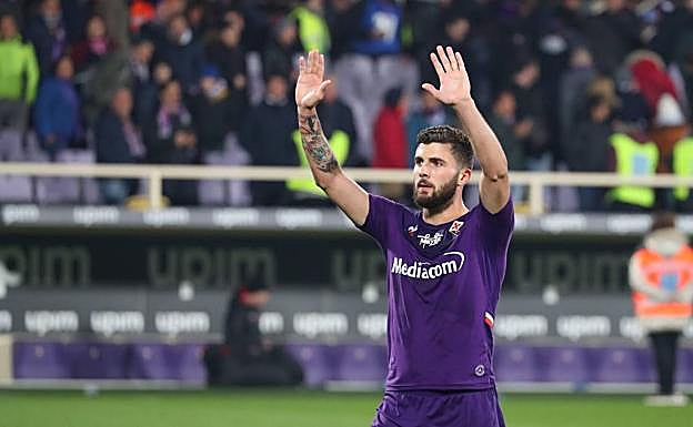 Patrick Cutrone saluda a la afición durante un partido de la Fiorentina. 
