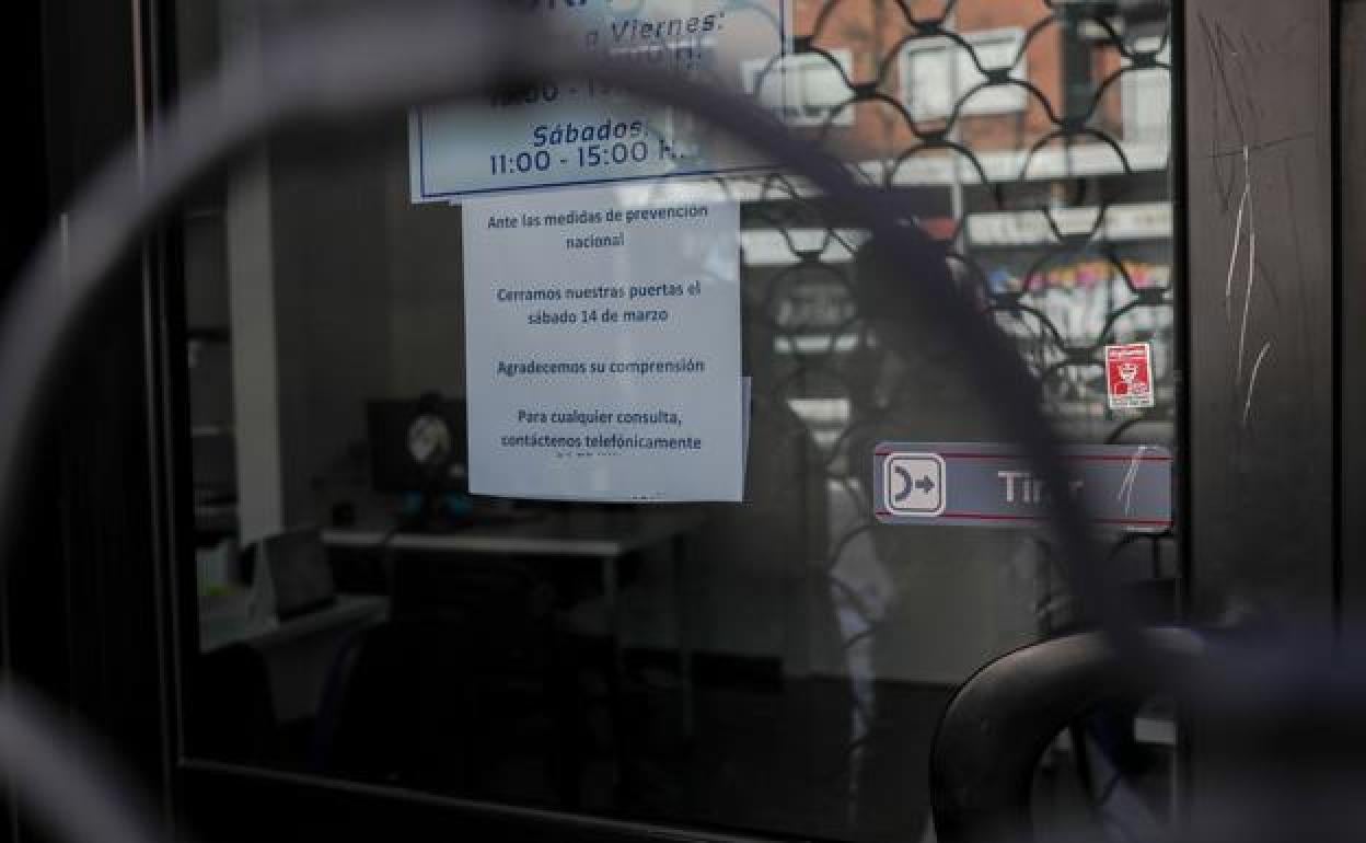 Cartel que anuncia el cierre de un comercio por el coronavirus