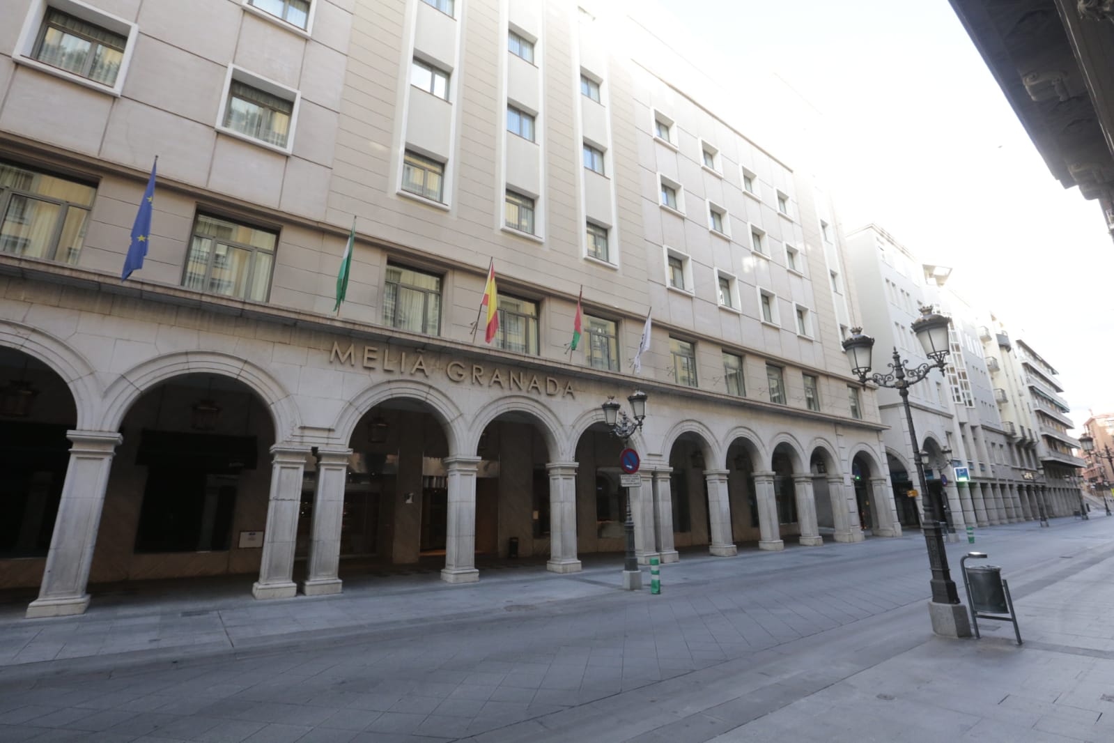 Calles vacías, vagones de metro sin apenas personas y autobuses con menos afluencia que nunca. Así está la ciudad de Granada tras el confinamiento declarado por el estado de alarma