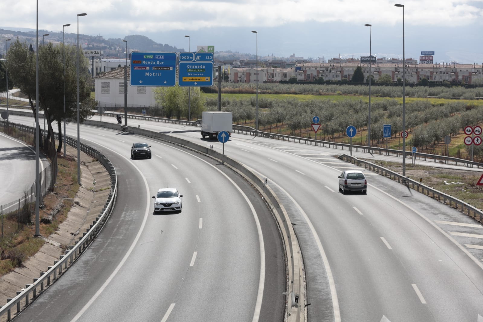 Calles vacías, vagones de metro sin apenas personas y autobuses con menos afluencia que nunca. Así está la ciudad de Granada tras el confinamiento declarado por el estado de alarma