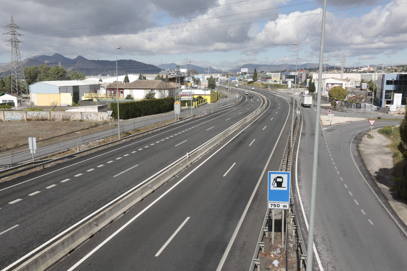 Calles vacías, vagones de metro sin apenas personas y autobuses con menos afluencia que nunca. Así está la ciudad de Granada tras el confinamiento declarado por el estado de alarma