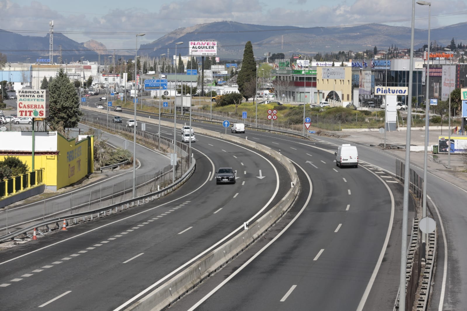 Calles vacías, vagones de metro sin apenas personas y autobuses con menos afluencia que nunca. Así está la ciudad de Granada tras el confinamiento declarado por el estado de alarma