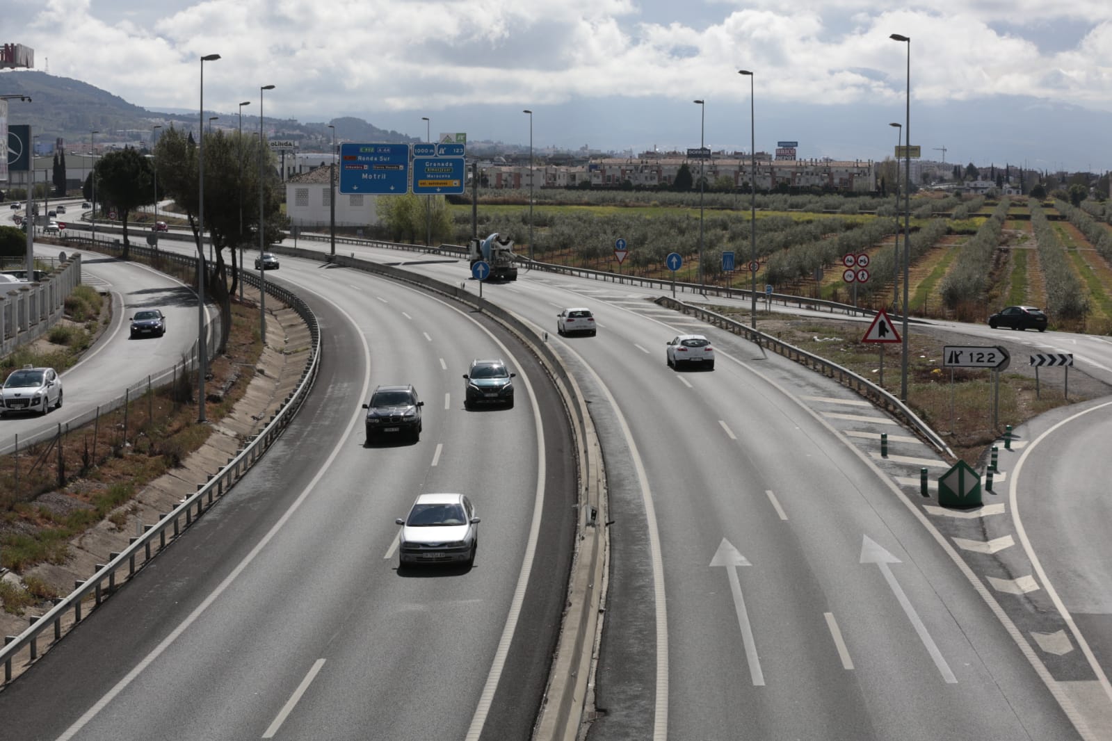 Calles vacías, vagones de metro sin apenas personas y autobuses con menos afluencia que nunca. Así está la ciudad de Granada tras el confinamiento declarado por el estado de alarma
