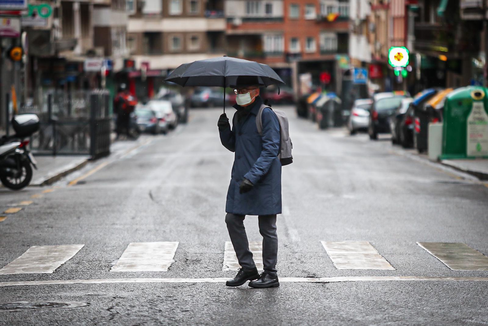 Calles vacías, vagones de metro sin apenas personas y autobuses con menos afluencia que nunca. Así está la ciudad de Granada tras el confinamiento declarado por el estado de alarma