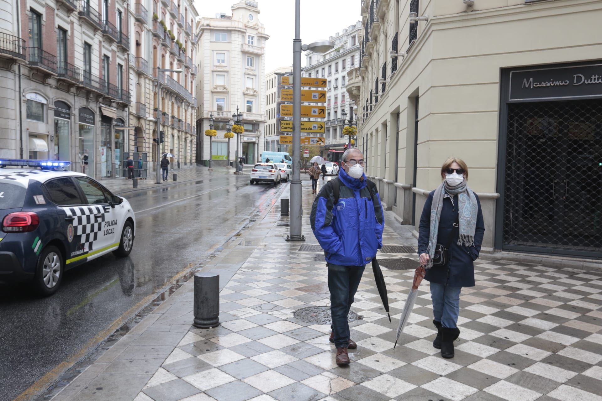 Calles vacías, vagones de metro sin apenas personas y autobuses con menos afluencia que nunca. Así está la ciudad de Granada tras el confinamiento declarado por el estado de alarma