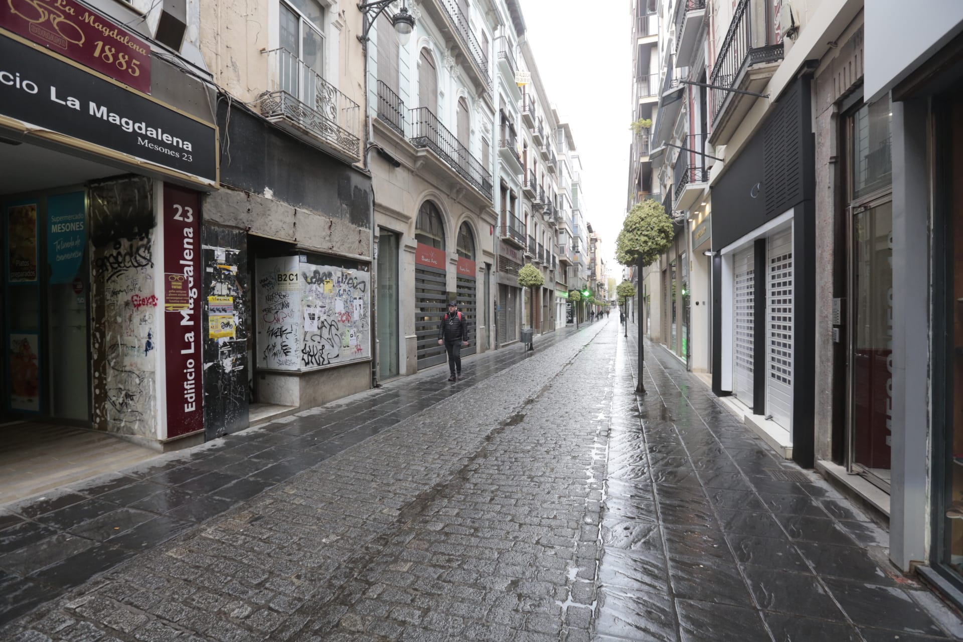 Calles vacías, vagones de metro sin apenas personas y autobuses con menos afluencia que nunca. Así está la ciudad de Granada tras el confinamiento declarado por el estado de alarma