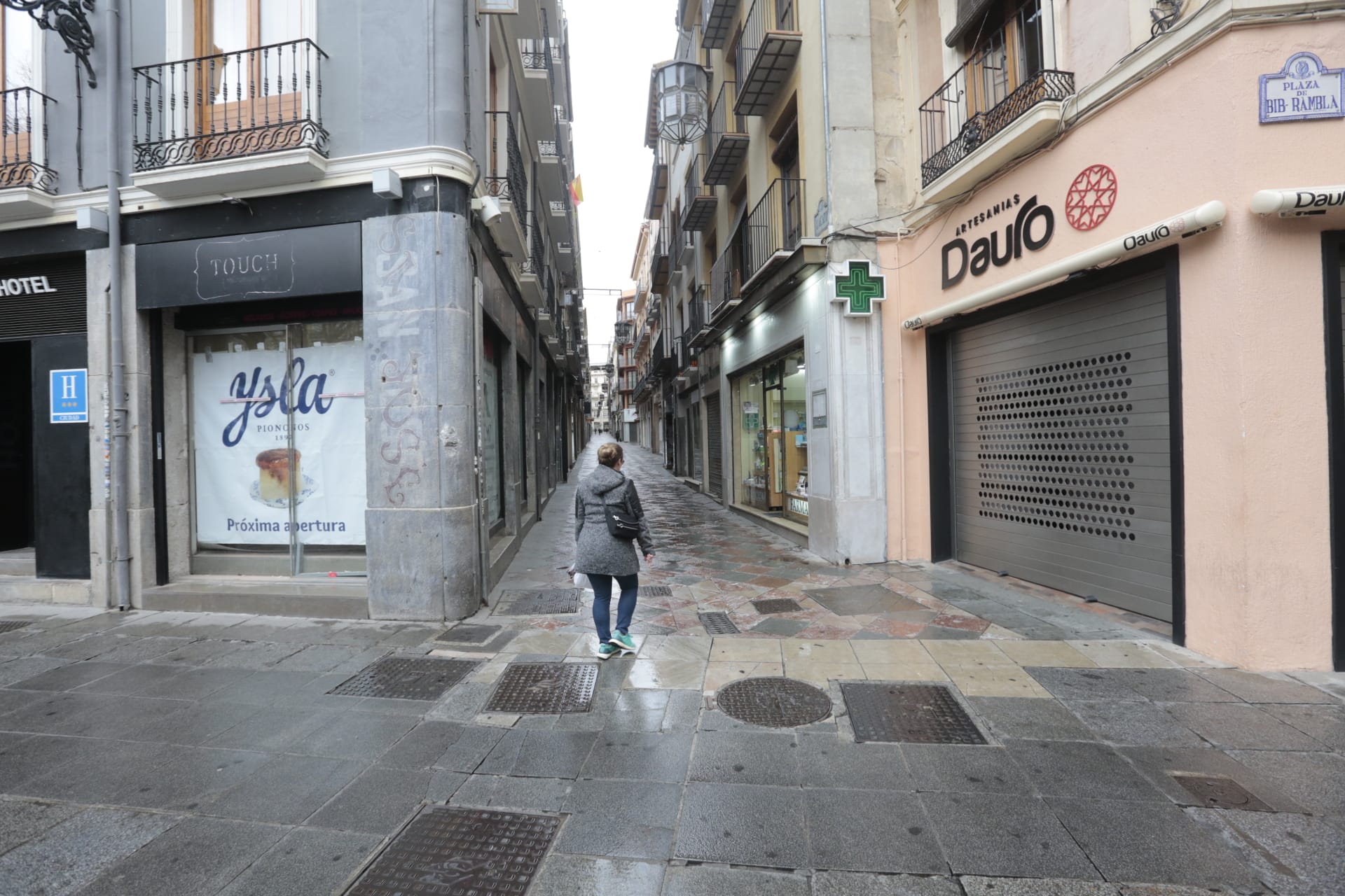 Calles vacías, vagones de metro sin apenas personas y autobuses con menos afluencia que nunca. Así está la ciudad de Granada tras el confinamiento declarado por el estado de alarma