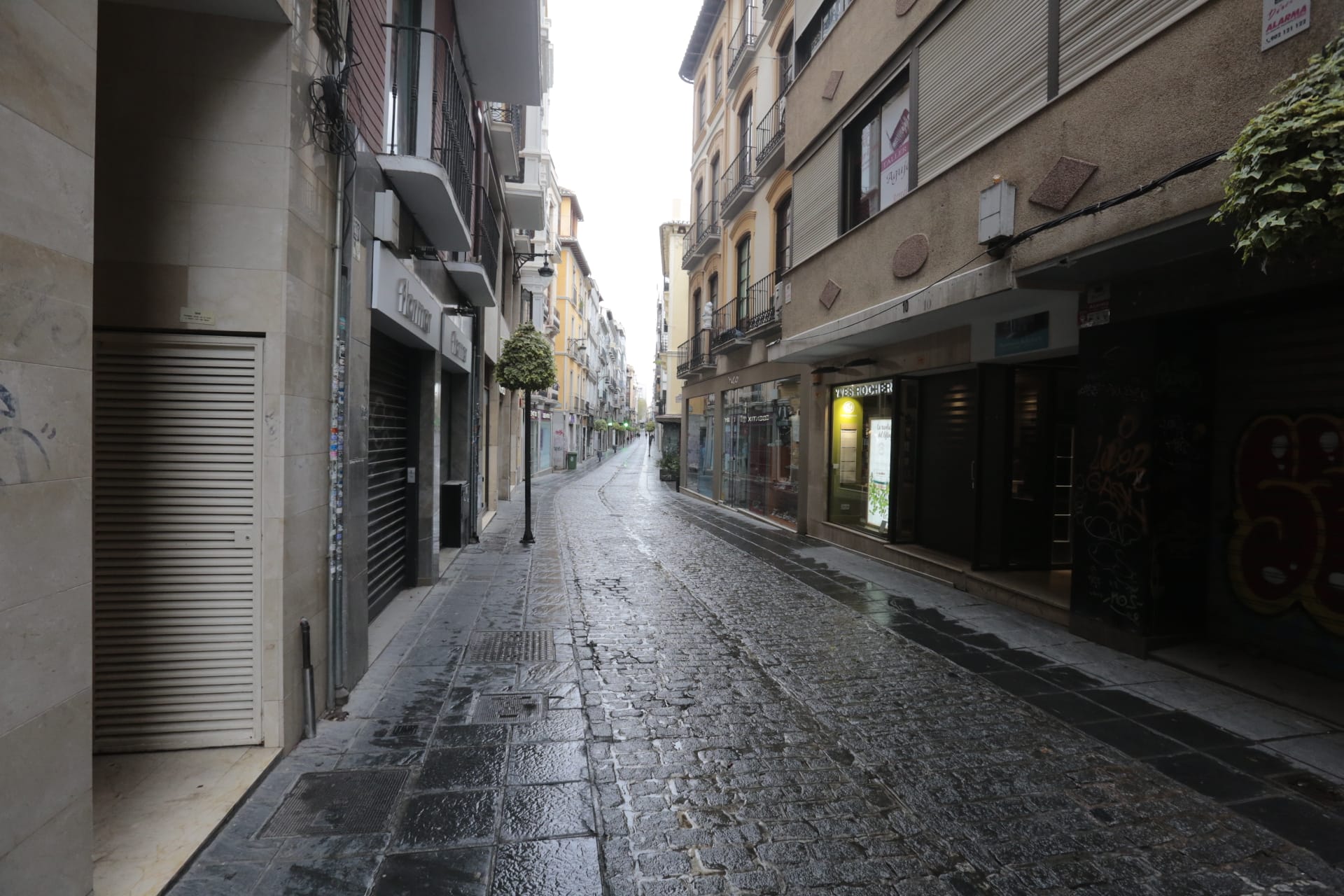 Calles vacías, vagones de metro sin apenas personas y autobuses con menos afluencia que nunca. Así está la ciudad de Granada tras el confinamiento declarado por el estado de alarma