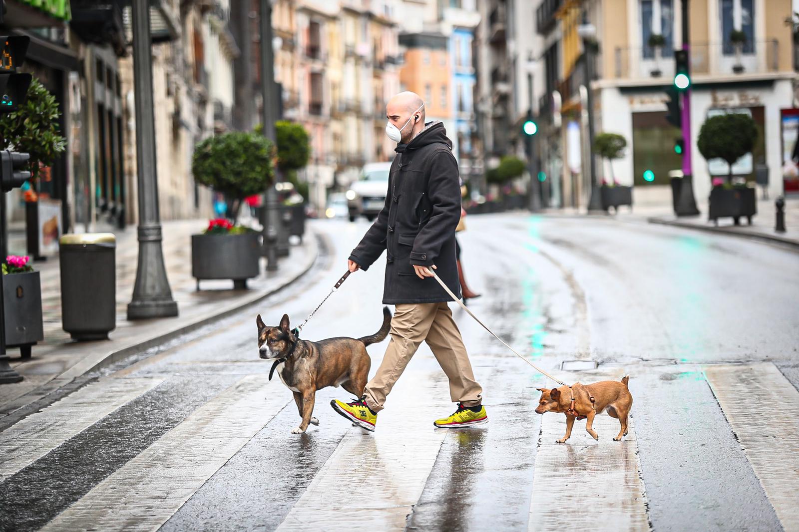 Calles vacías, vagones de metro sin apenas personas y autobuses con menos afluencia que nunca. Así está la ciudad de Granada tras el confinamiento declarado por el estado de alarma