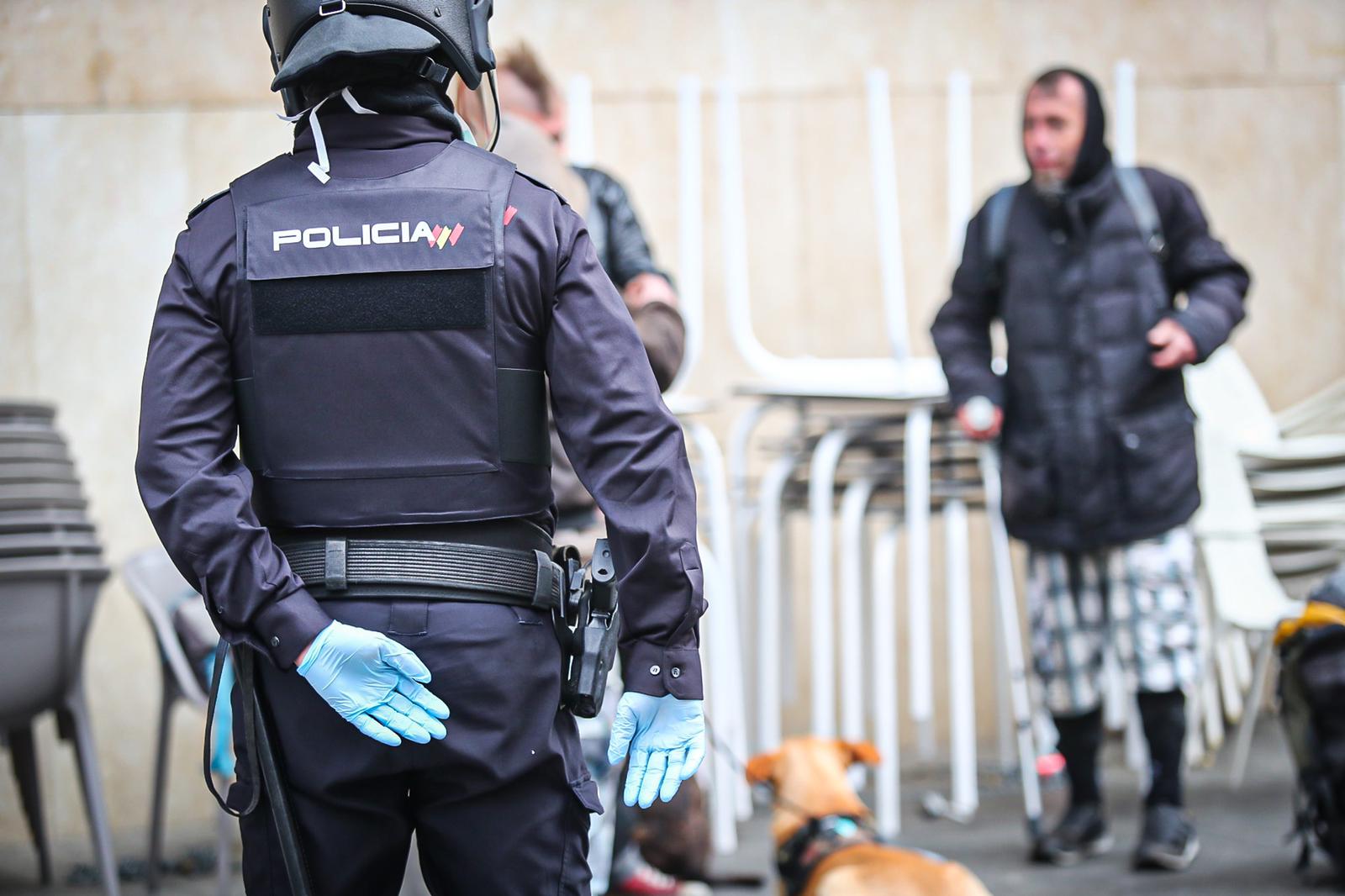 Calles vacías, vagones de metro sin apenas personas y autobuses con menos afluencia que nunca. Así está la ciudad de Granada tras el confinamiento declarado por el estado de alarma
