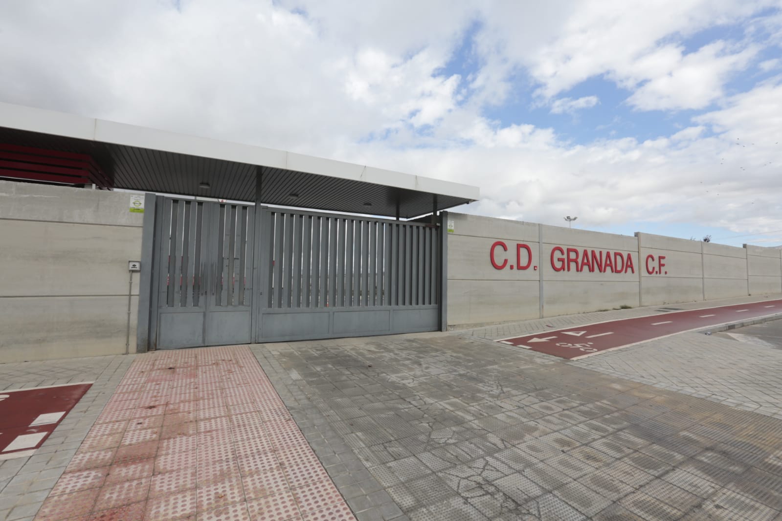 Calles vacías, vagones de metro sin apenas personas y autobuses con menos afluencia que nunca. Así está la ciudad de Granada tras el confinamiento declarado por el estado de alarma