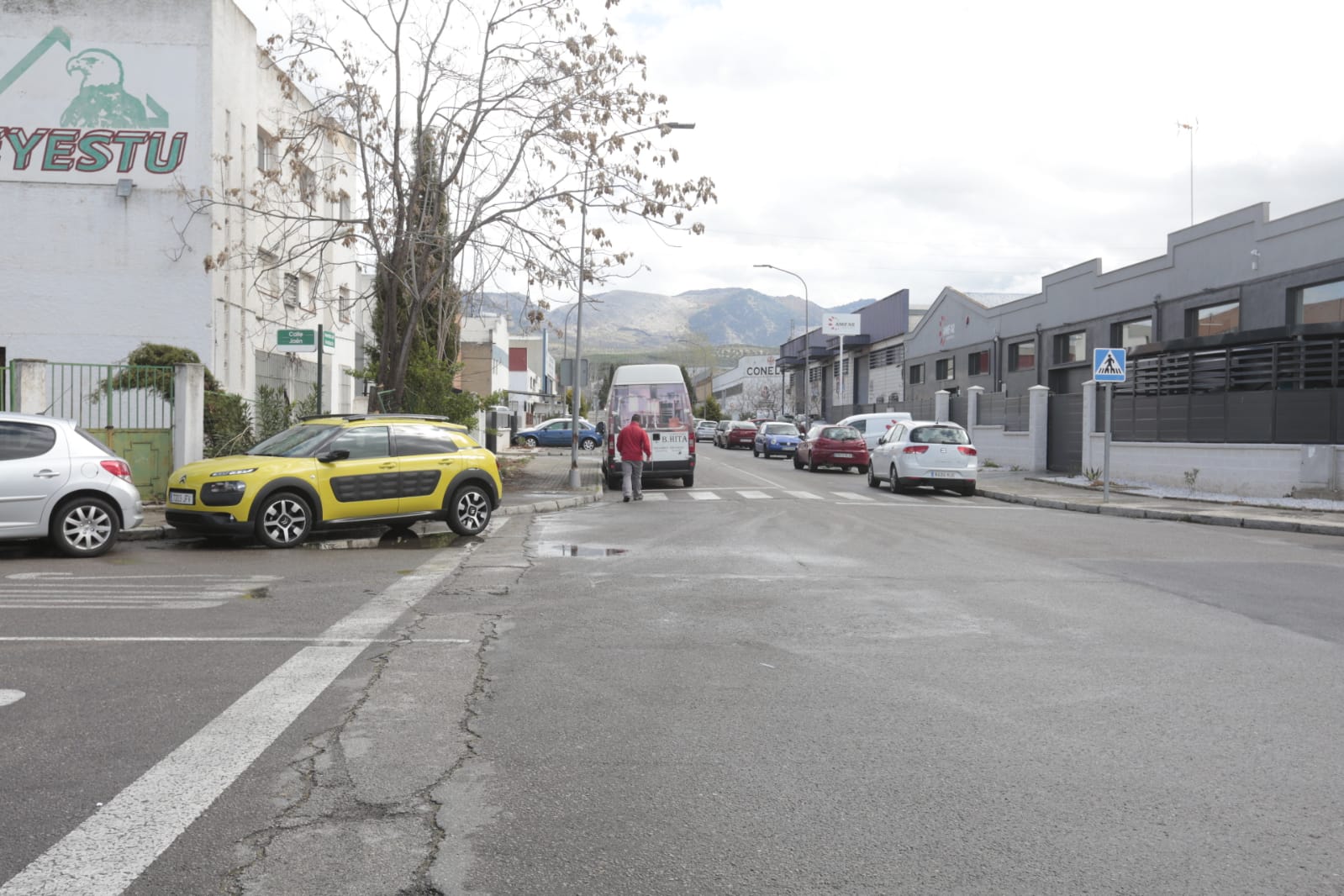 Calles vacías, vagones de metro sin apenas personas y autobuses con menos afluencia que nunca. Así está la ciudad de Granada tras el confinamiento declarado por el estado de alarma