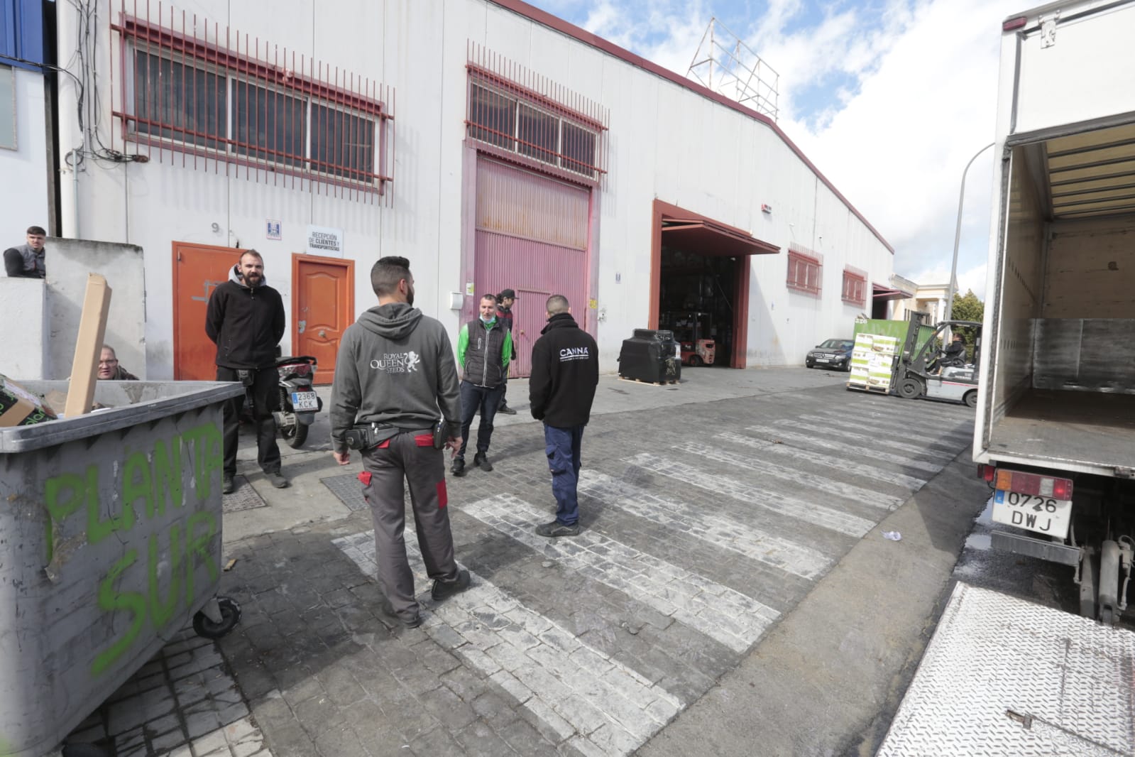 Calles vacías, vagones de metro sin apenas personas y autobuses con menos afluencia que nunca. Así está la ciudad de Granada tras el confinamiento declarado por el estado de alarma