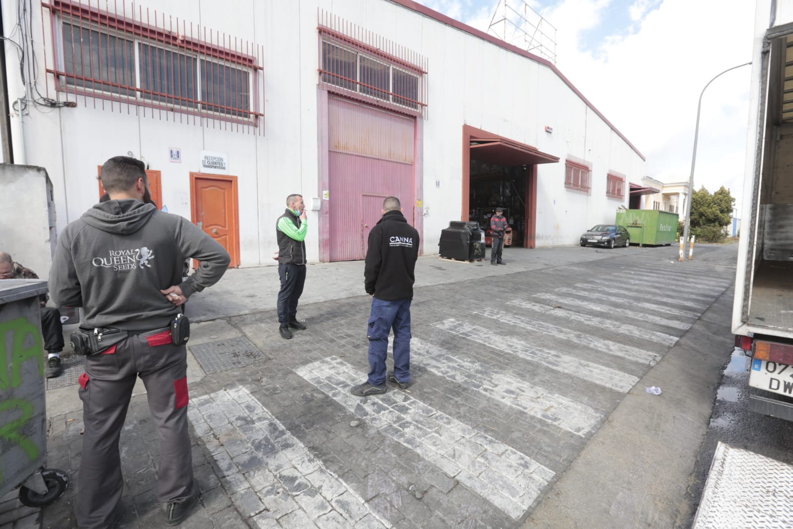 Calles vacías, vagones de metro sin apenas personas y autobuses con menos afluencia que nunca. Así está la ciudad de Granada tras el confinamiento declarado por el estado de alarma