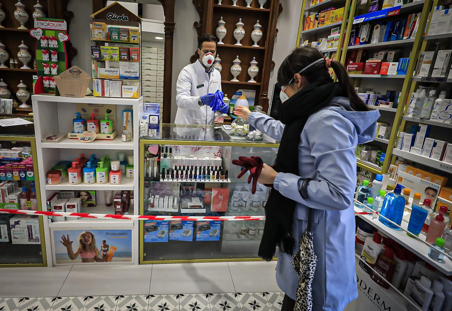 Calles vacías, vagones de metro sin apenas personas y autobuses con menos afluencia que nunca. Así está la ciudad de Granada tras el confinamiento declarado por el estado de alarma