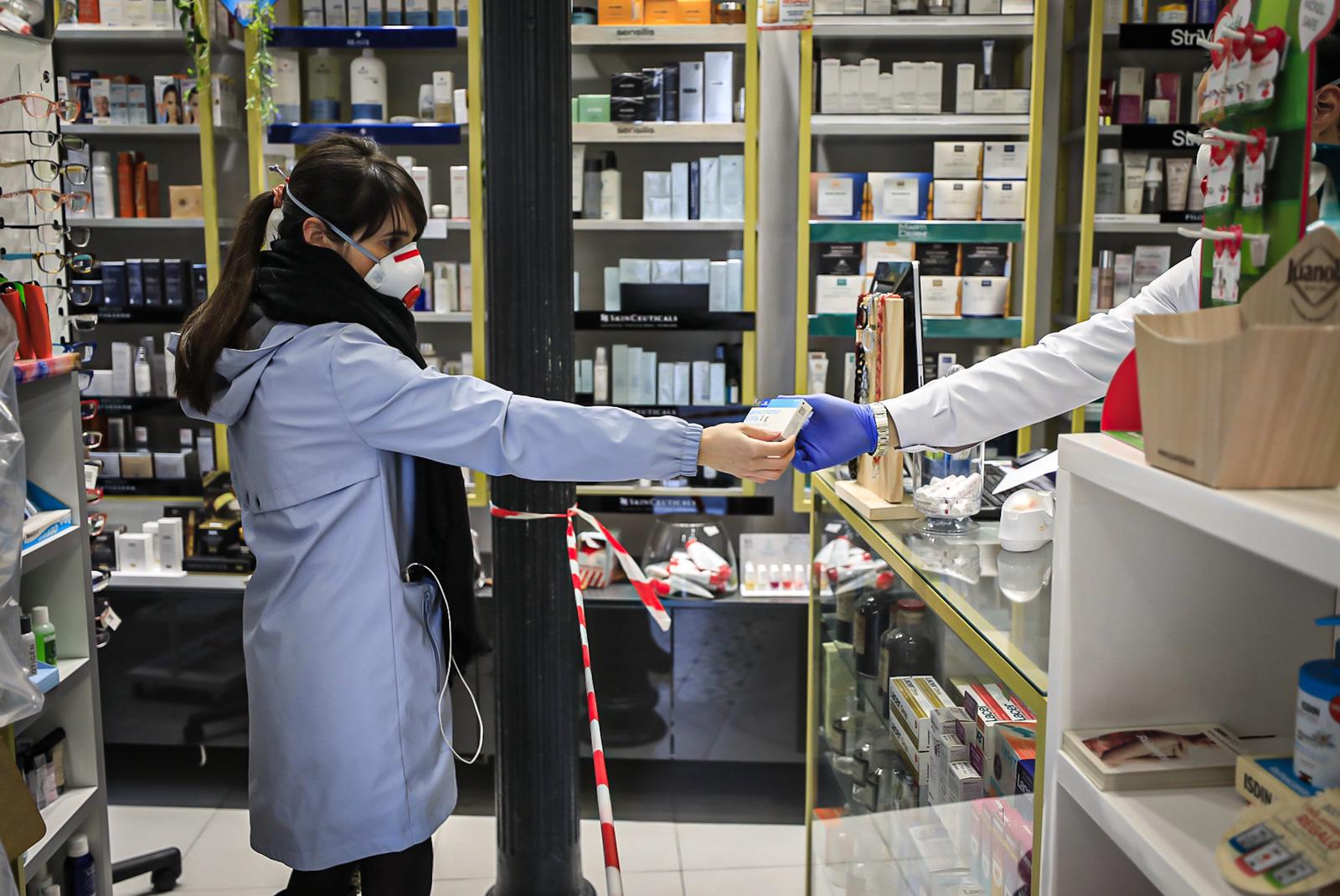 Calles vacías, vagones de metro sin apenas personas y autobuses con menos afluencia que nunca. Así está la ciudad de Granada tras el confinamiento declarado por el estado de alarma