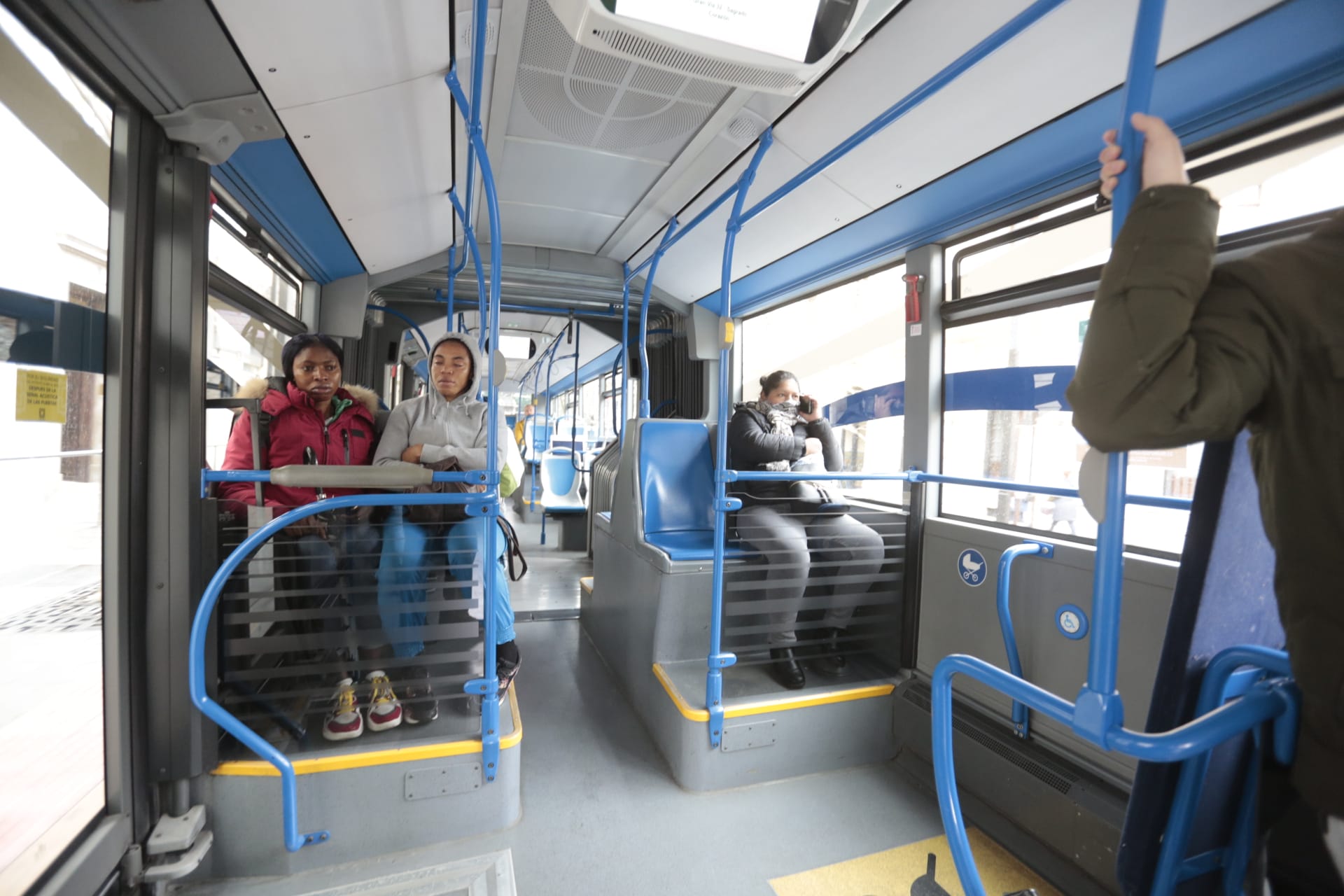 Calles vacías, vagones de metro sin apenas personas y autobuses con menos afluencia que nunca. Así está la ciudad de Granada tras el confinamiento declarado por el estado de alarma