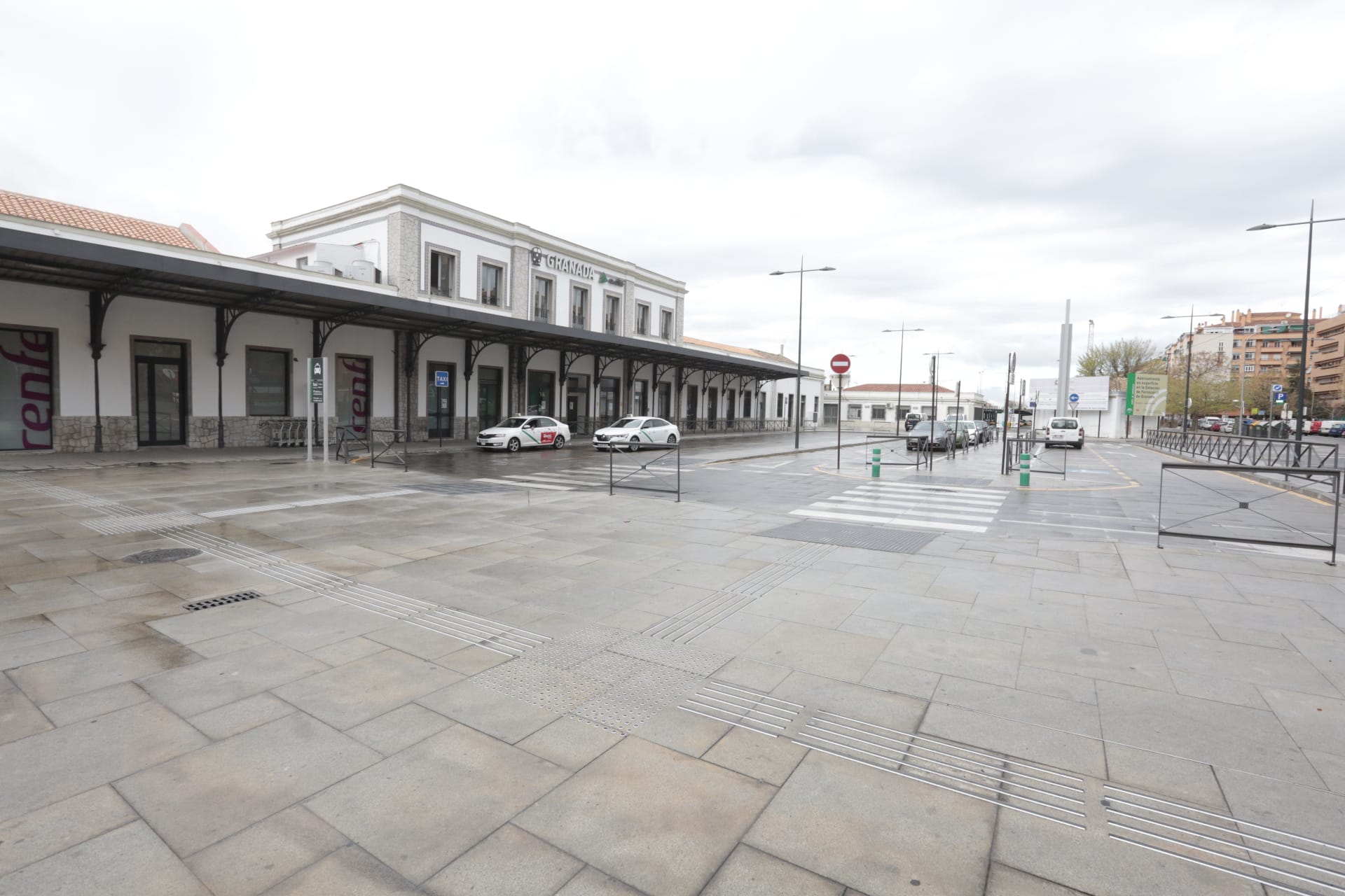 Calles vacías, vagones de metro sin apenas personas y autobuses con menos afluencia que nunca. Así está la ciudad de Granada tras el confinamiento declarado por el estado de alarma