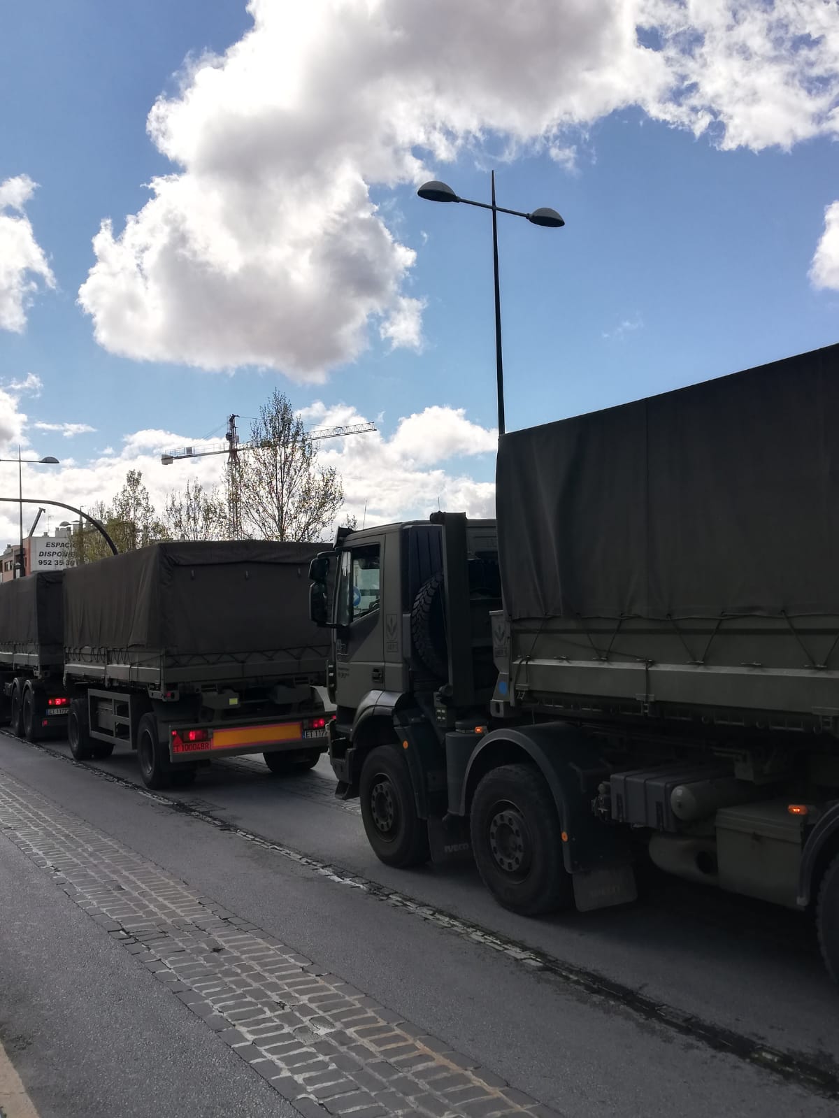 Calles vacías, vagones de metro sin apenas personas y autobuses con menos afluencia que nunca. Así está la ciudad de Granada tras el confinamiento declarado por el estado de alarma