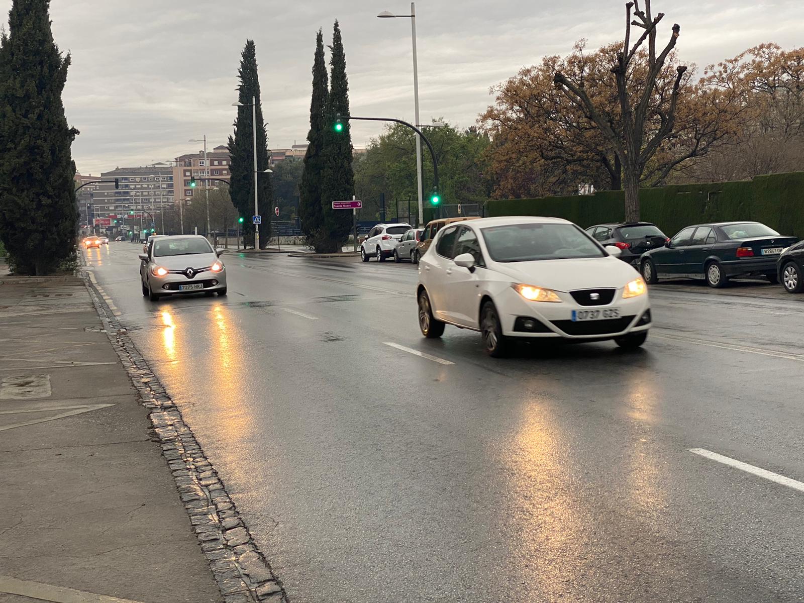 Calles vacías, vagones de metro sin apenas personas y autobuses con menos afluencia que nunca. Así está la ciudad de Granada tras el confinamiento declarado por el estado de alarma