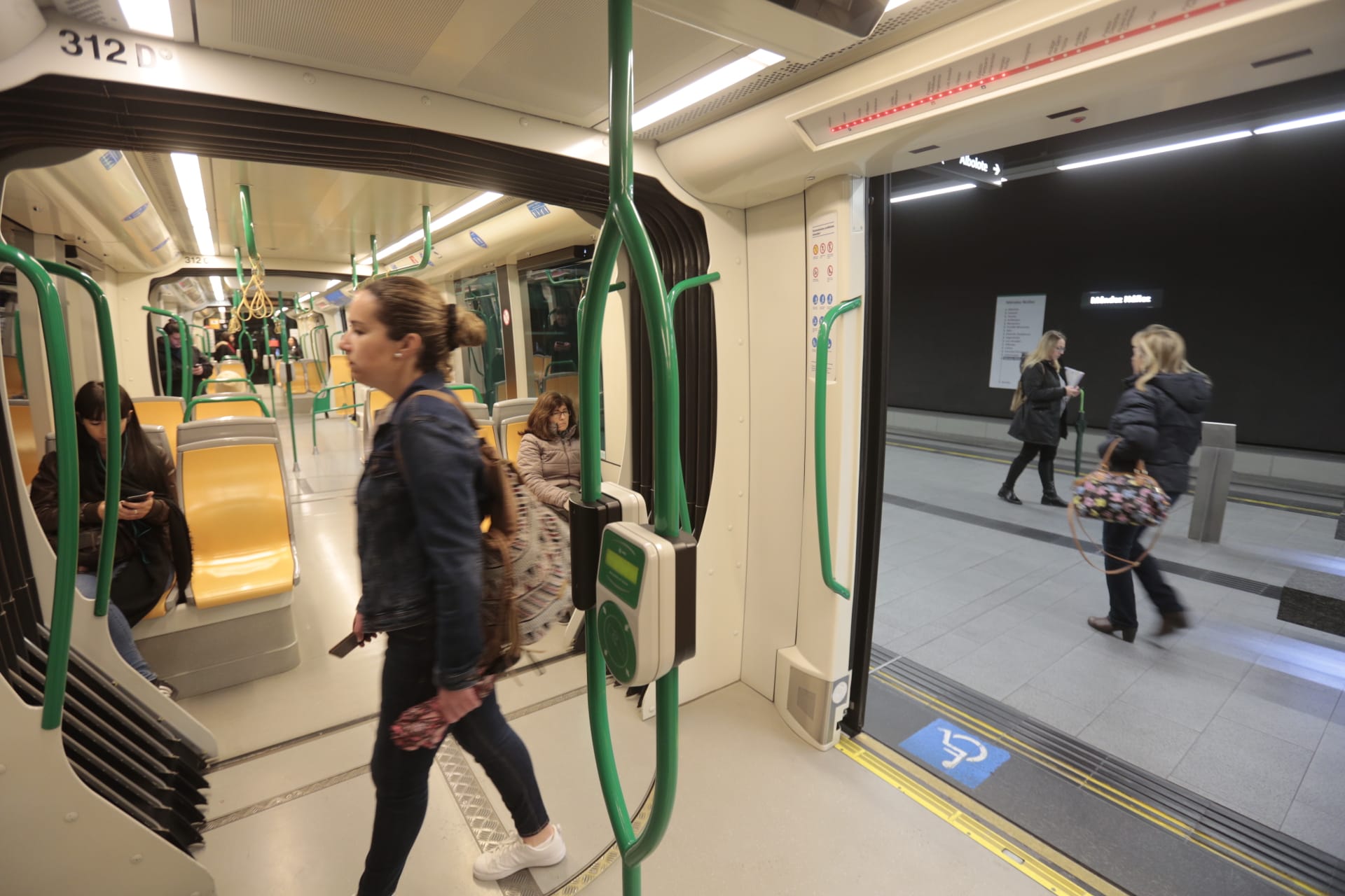 Calles vacías, vagones de metro sin apenas personas y autobuses con menos afluencia que nunca. Así está la ciudad de Granada tras el confinamiento declarado por el estado de alarma