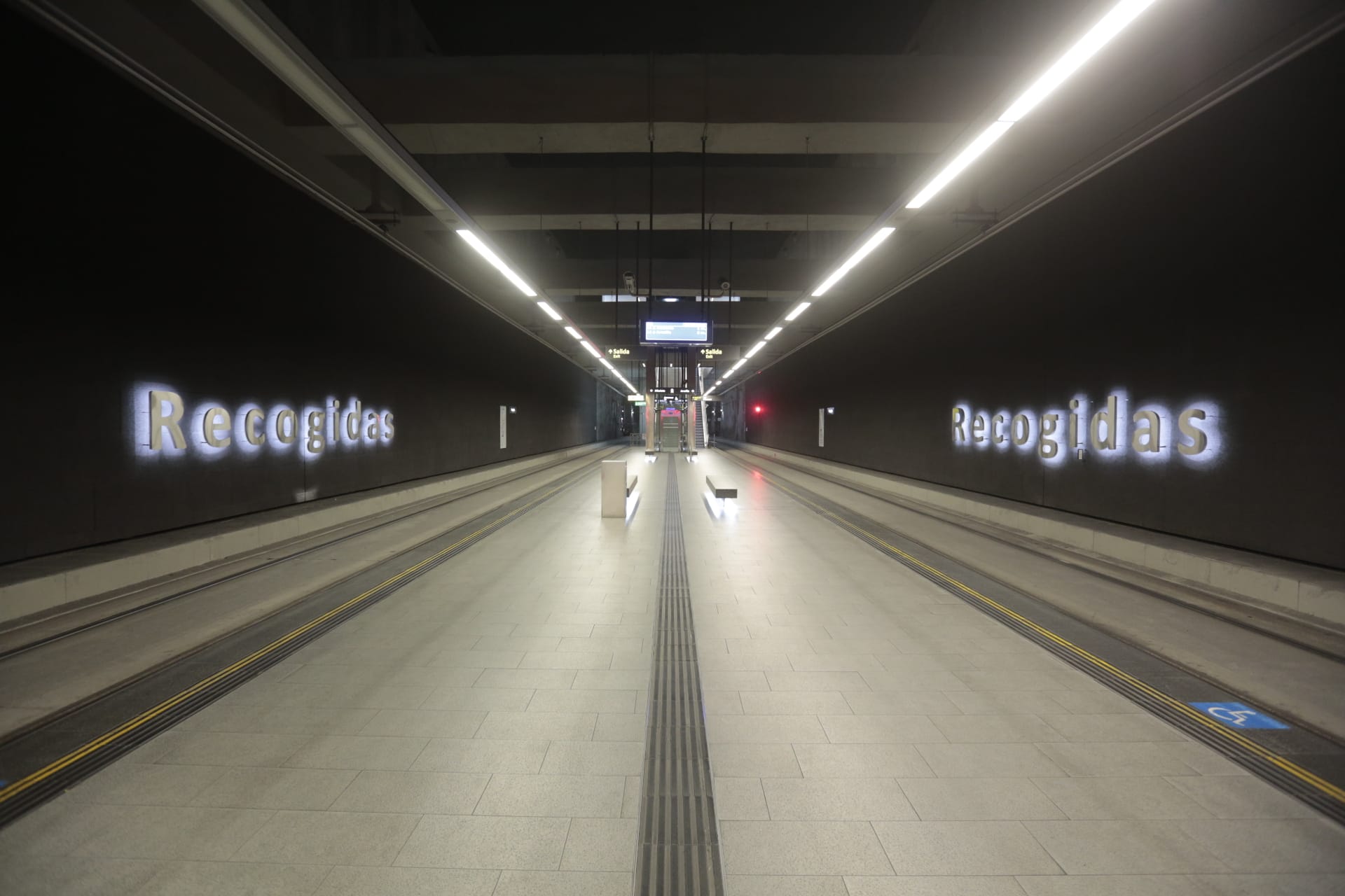 Calles vacías, vagones de metro sin apenas personas y autobuses con menos afluencia que nunca. Así está la ciudad de Granada tras el confinamiento declarado por el estado de alarma