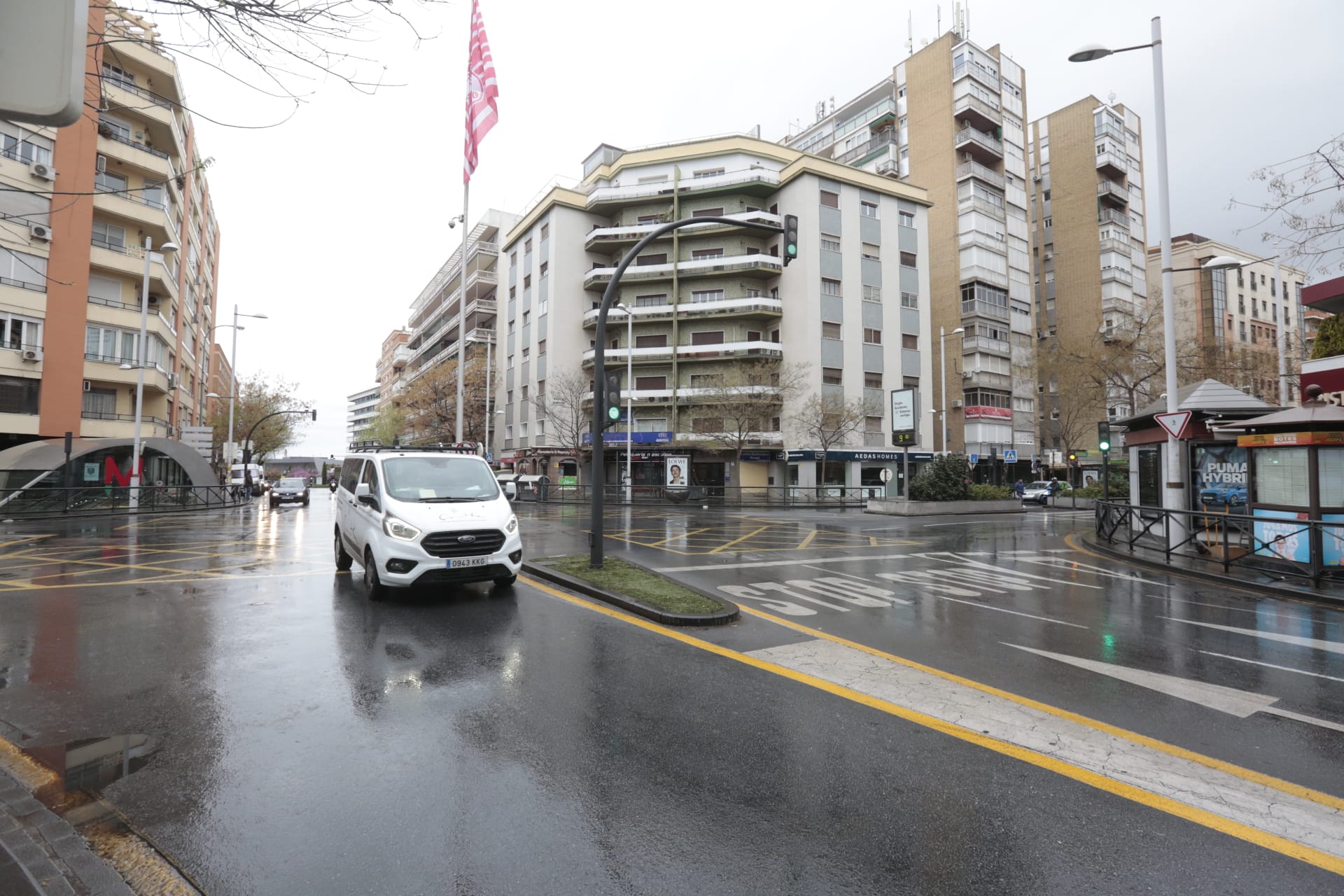 Calles vacías, vagones de metro sin apenas personas y autobuses con menos afluencia que nunca. Así está la ciudad de Granada tras el confinamiento declarado por el estado de alarma