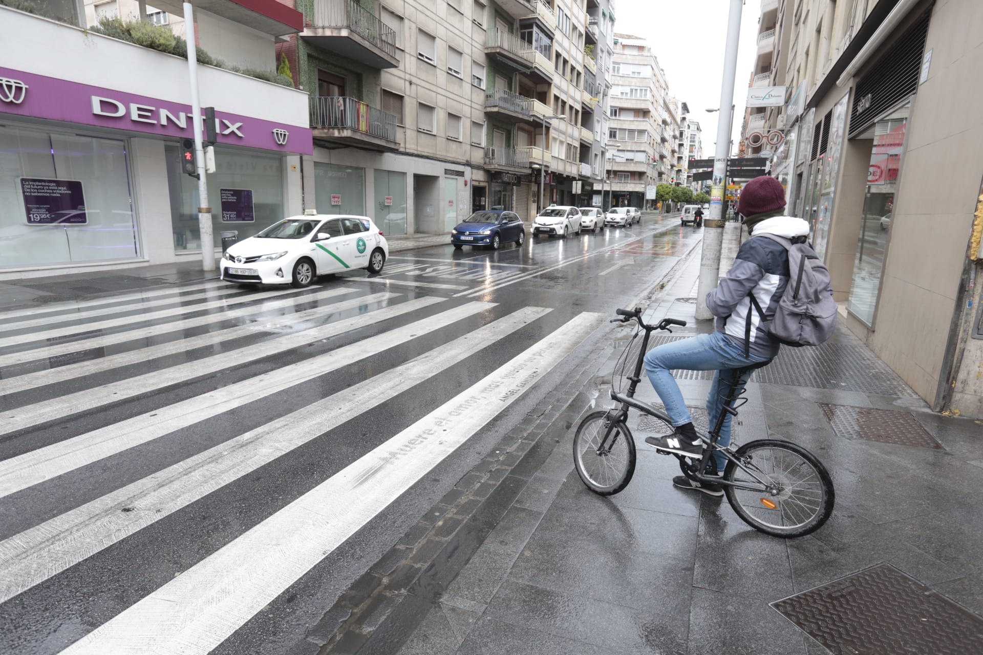 Calles vacías, vagones de metro sin apenas personas y autobuses con menos afluencia que nunca. Así está la ciudad de Granada tras el confinamiento declarado por el estado de alarma