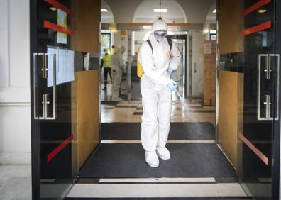 Imagen secundaria 1 - Trabajos de limpieza en Mondragones. 