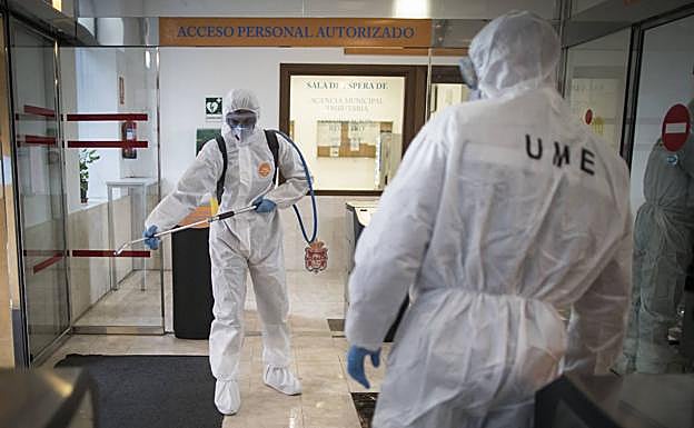 Imagen principal - Trabajos de limpieza en Mondragones. 