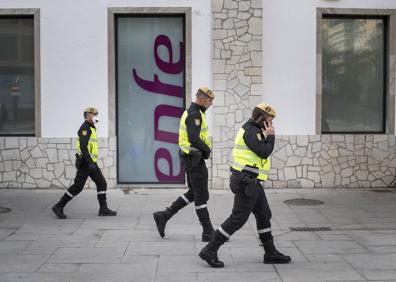Imagen secundaria 1 - Miembros de la UME, en las inmediaciones de la estación. En la tercera, el interior del león.