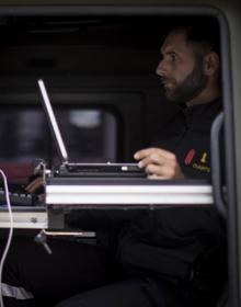 Imagen secundaria 2 - Miembros de la UME, en las inmediaciones de la estación. En la tercera, el interior del león.