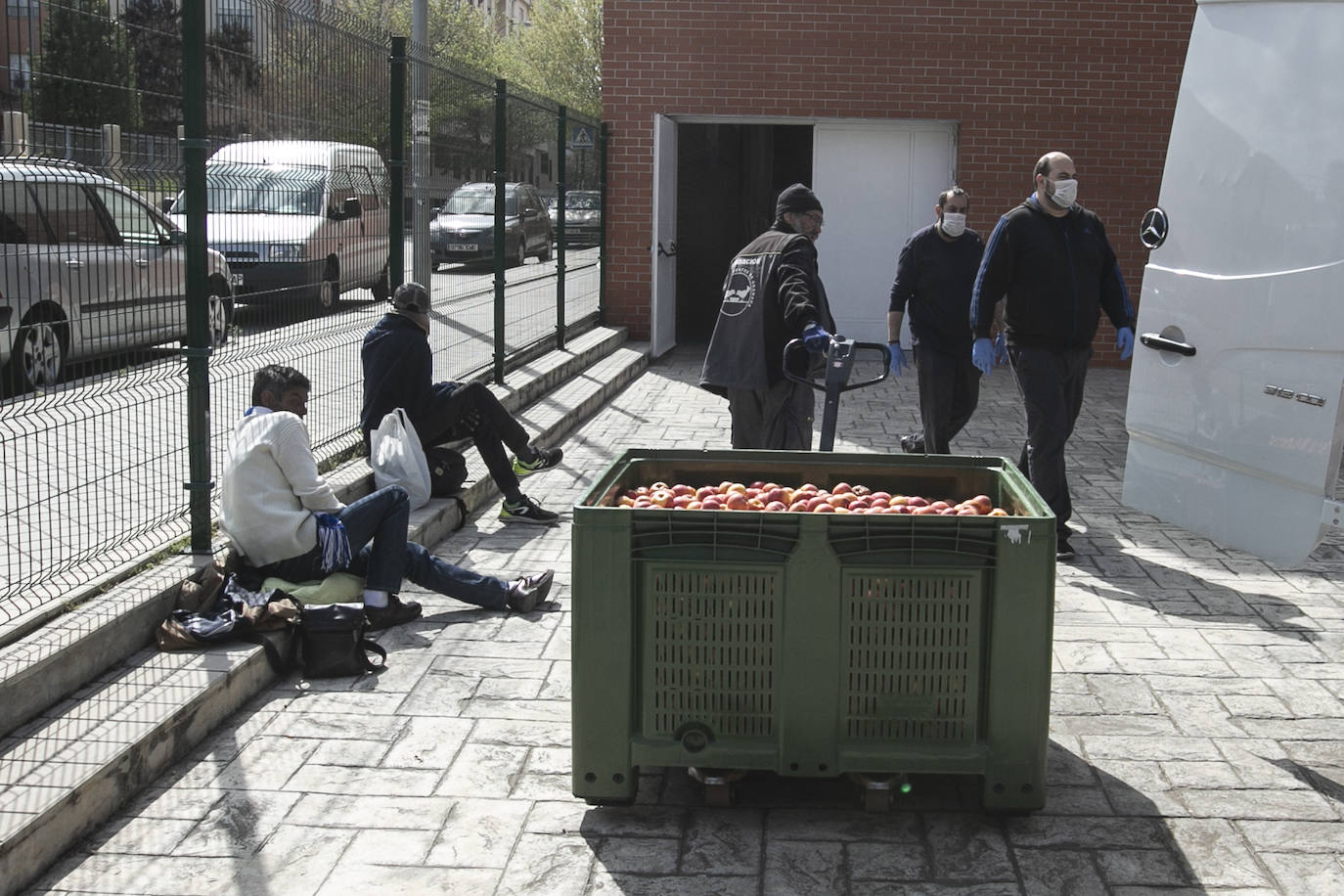 Las estrictas medidas de seguridad impuestas por el Gobierno para frenar el virus obligan a activar alternativas sociales 
