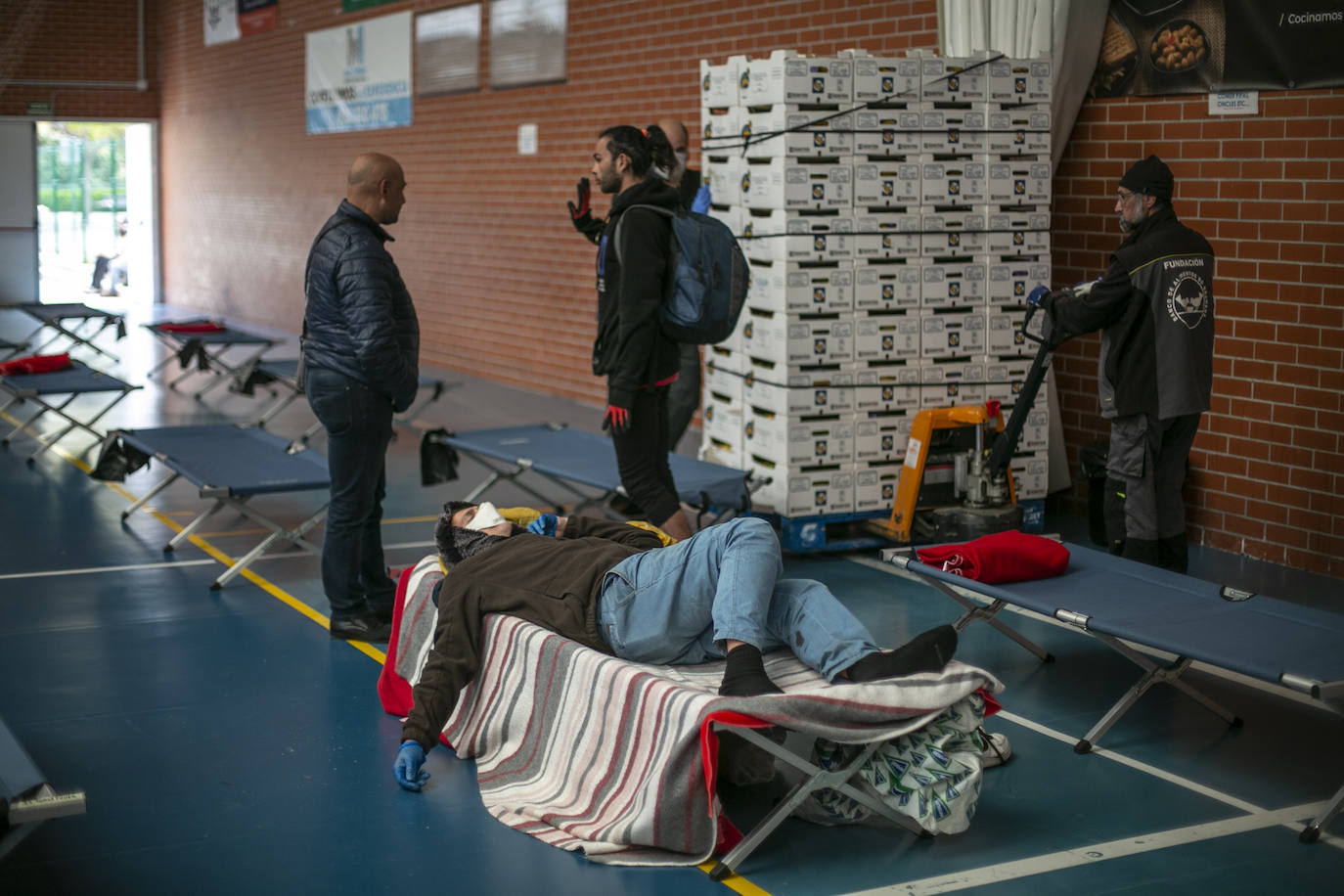 Las estrictas medidas de seguridad impuestas por el Gobierno para frenar el virus obligan a activar alternativas sociales 