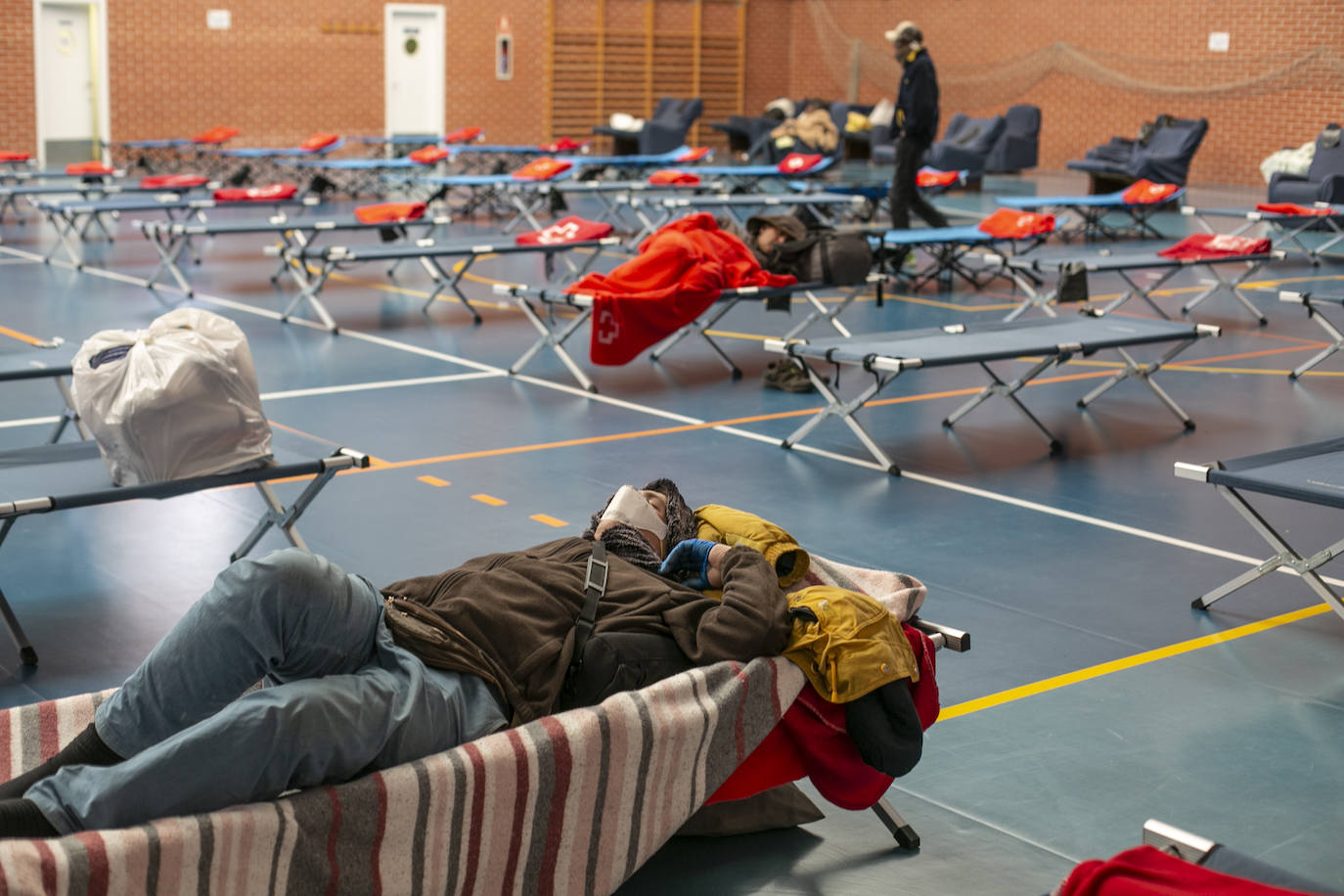 Las estrictas medidas de seguridad impuestas por el Gobierno para frenar el virus obligan a activar alternativas sociales 