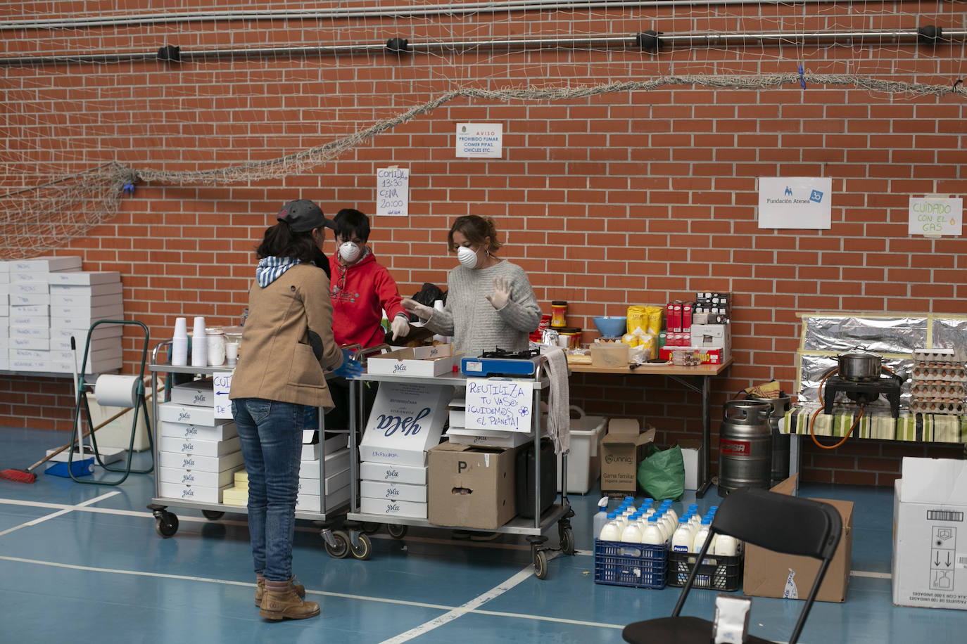 Las estrictas medidas de seguridad impuestas por el Gobierno para frenar el virus obligan a activar alternativas sociales 
