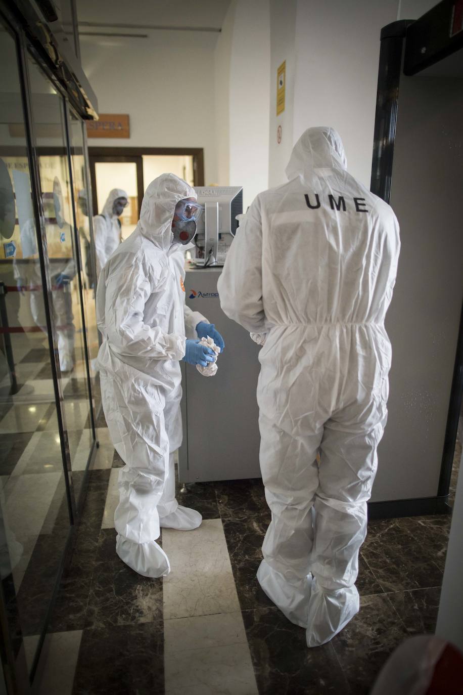 La Unidad Militar de Emergencias está desinfectando zonas como la estación de Renfe e informando a la población.