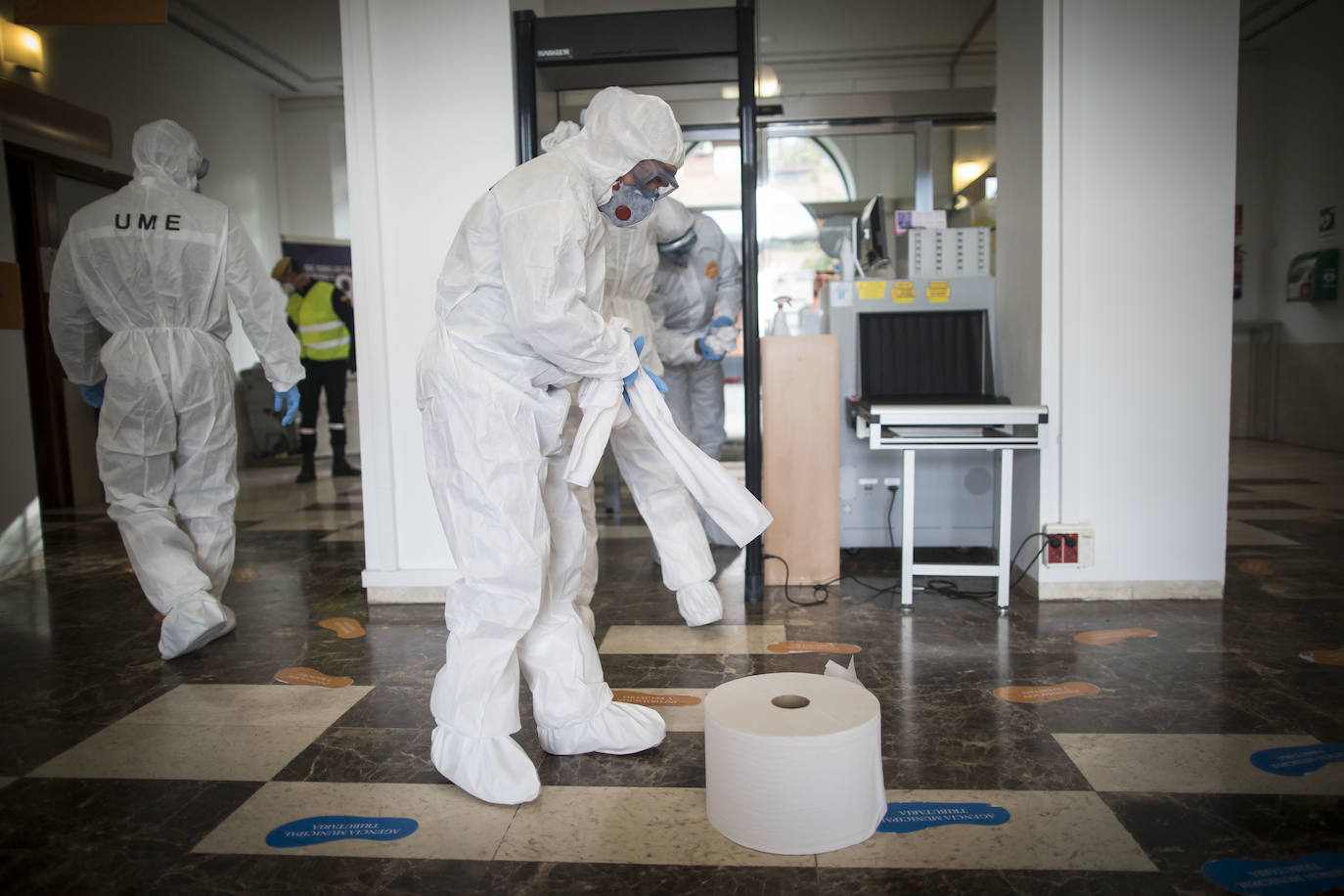 La Unidad Militar de Emergencias está desinfectando zonas como la estación de Renfe e informando a la población.