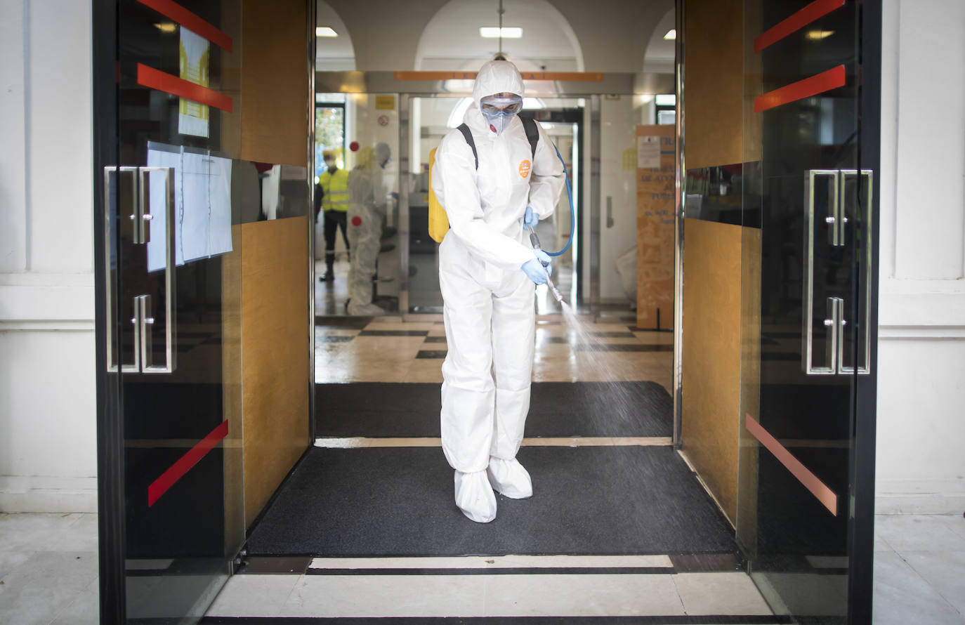 La Unidad Militar de Emergencias está desinfectando zonas como la estación de Renfe e informando a la población.