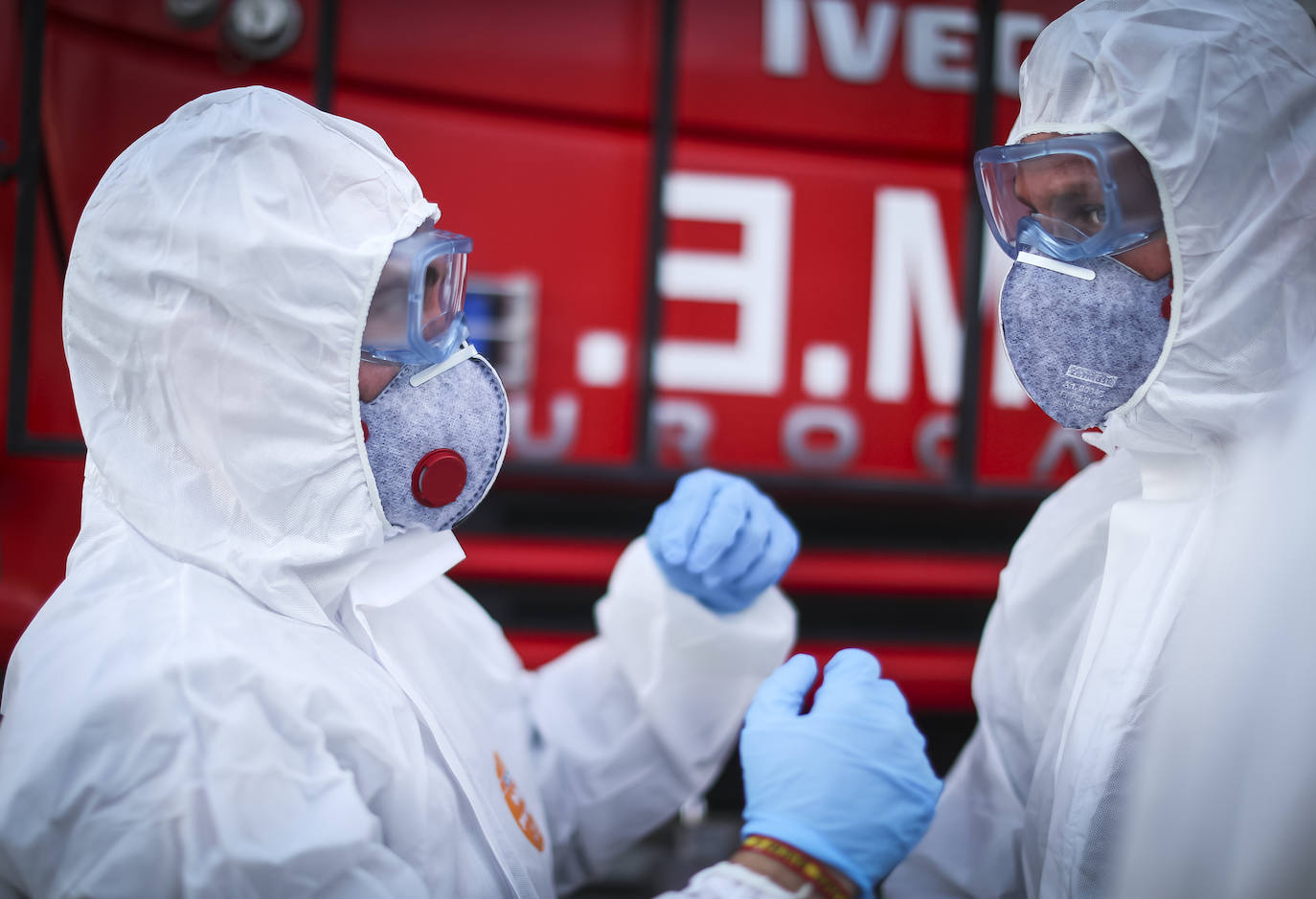 La Unidad Militar de Emergencias está desinfectando zonas como la estación de Renfe e informando a la población.