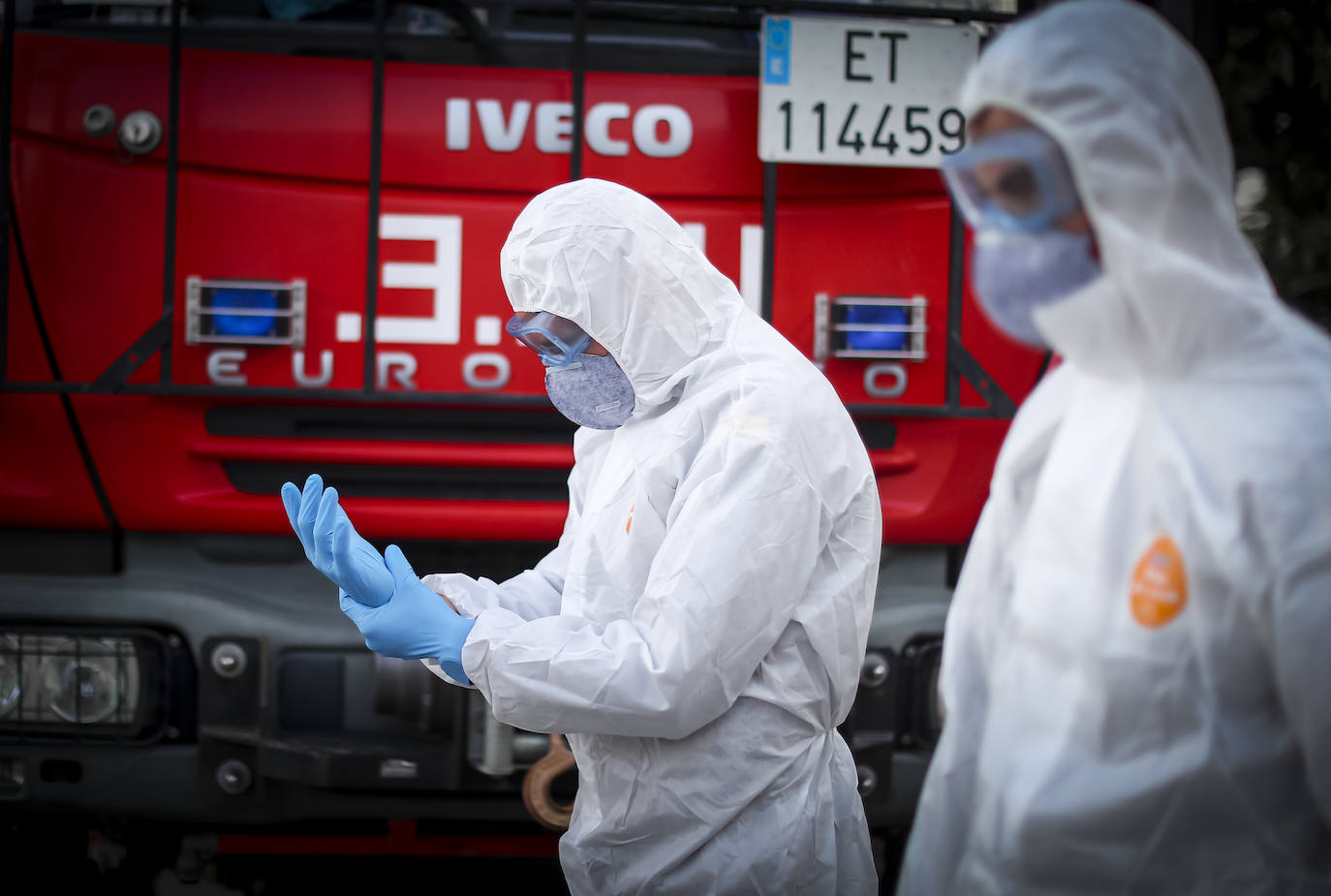La Unidad Militar de Emergencias está desinfectando zonas como la estación de Renfe e informando a la población.