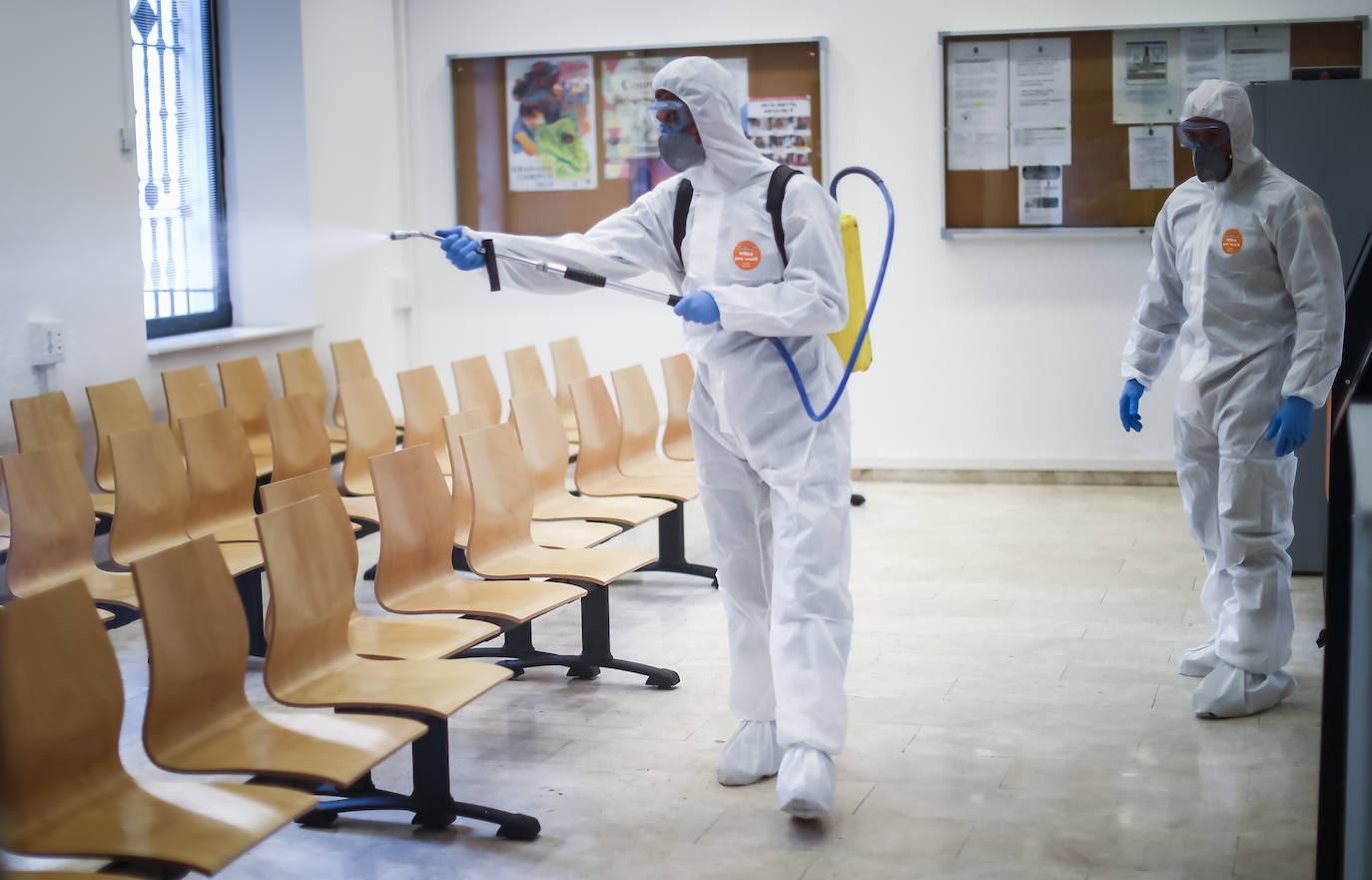 La Unidad Militar de Emergencias está desinfectando zonas como la estación de Renfe e informando a la población.