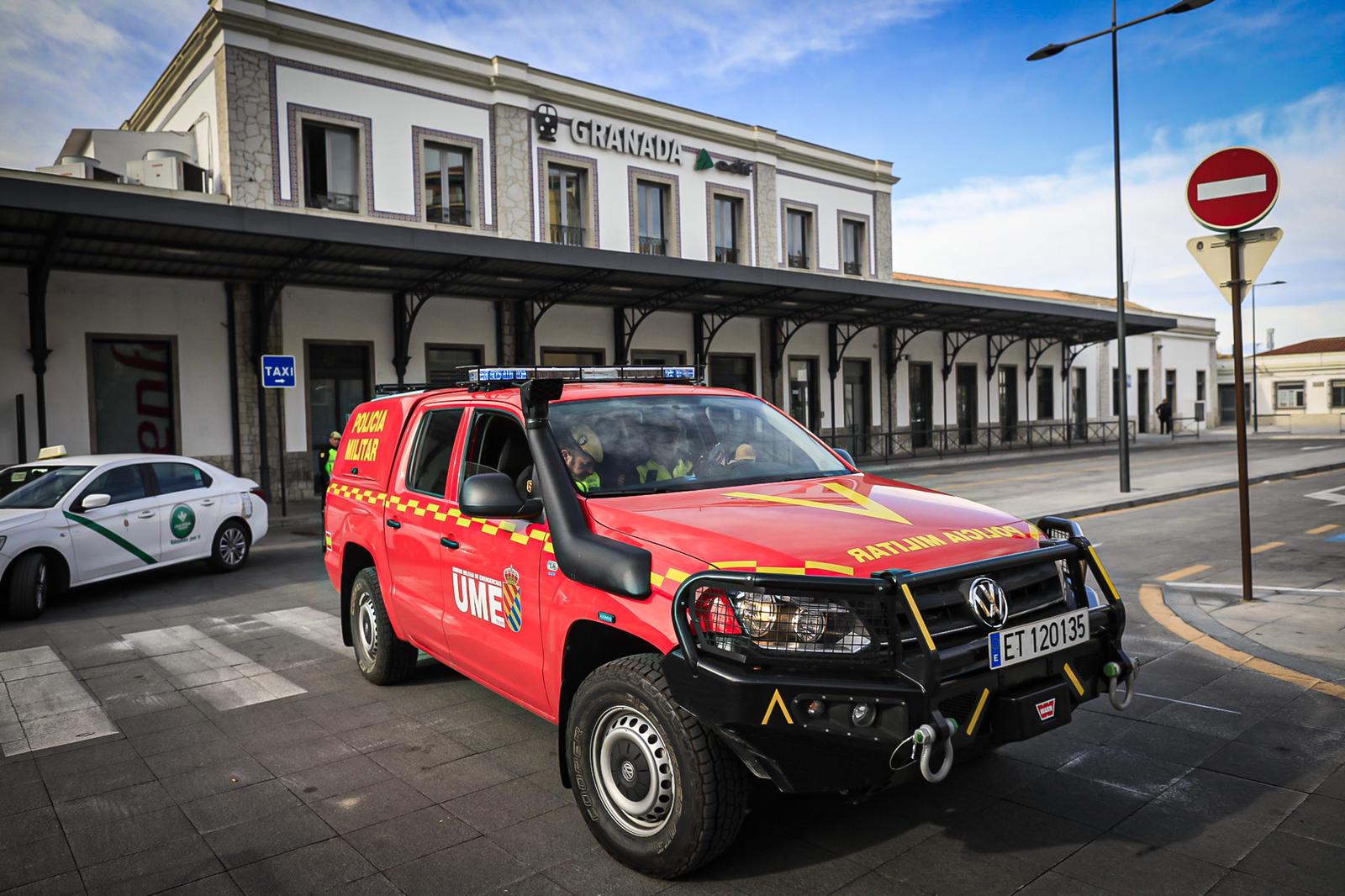La Unidad Militar de Emergencias está desinfectando zonas como la estación de Renfe e informando a la población.
