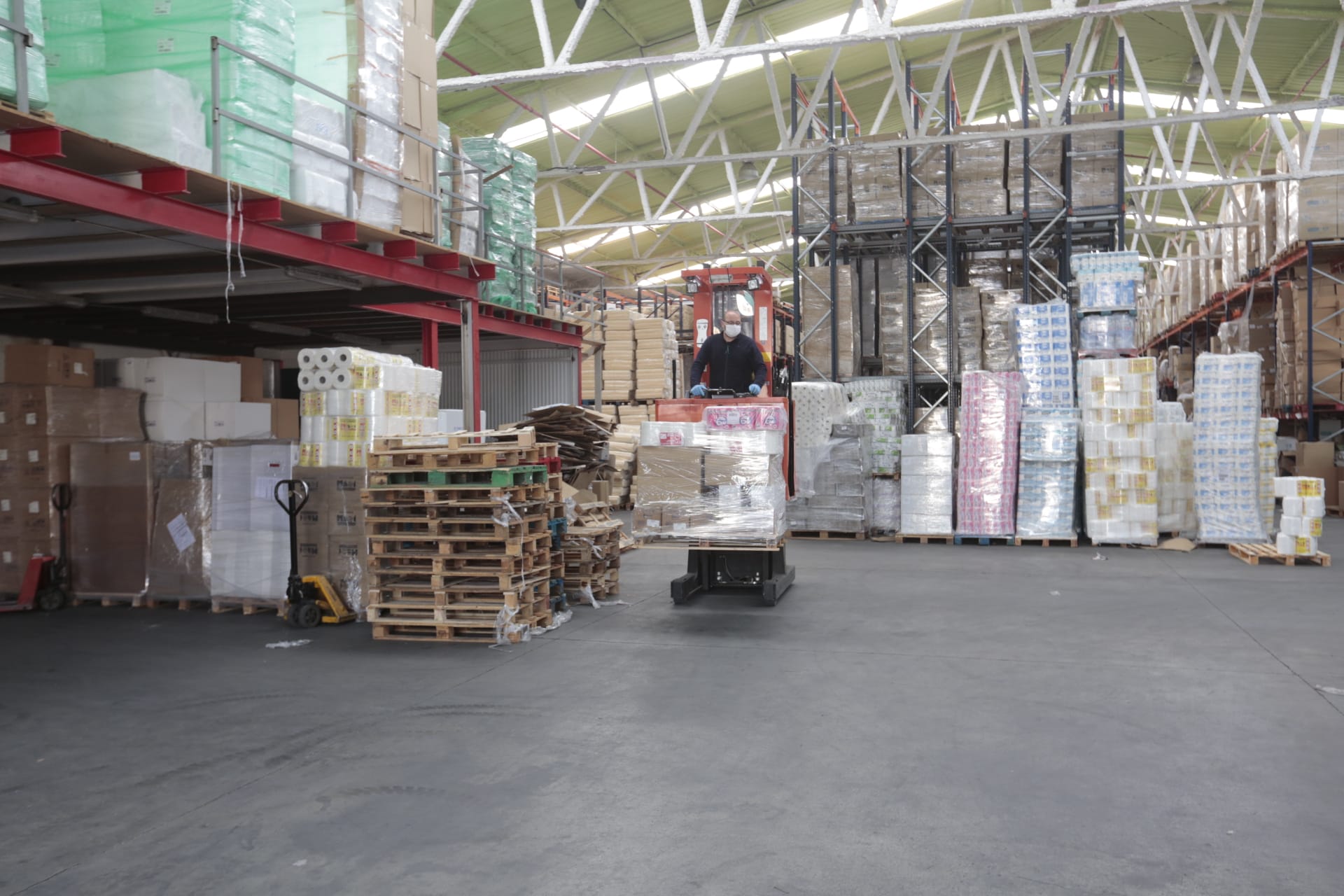 La Unidad Militar de Emergencias está desinfectando zonas como la estación de Renfe e informando a la población.