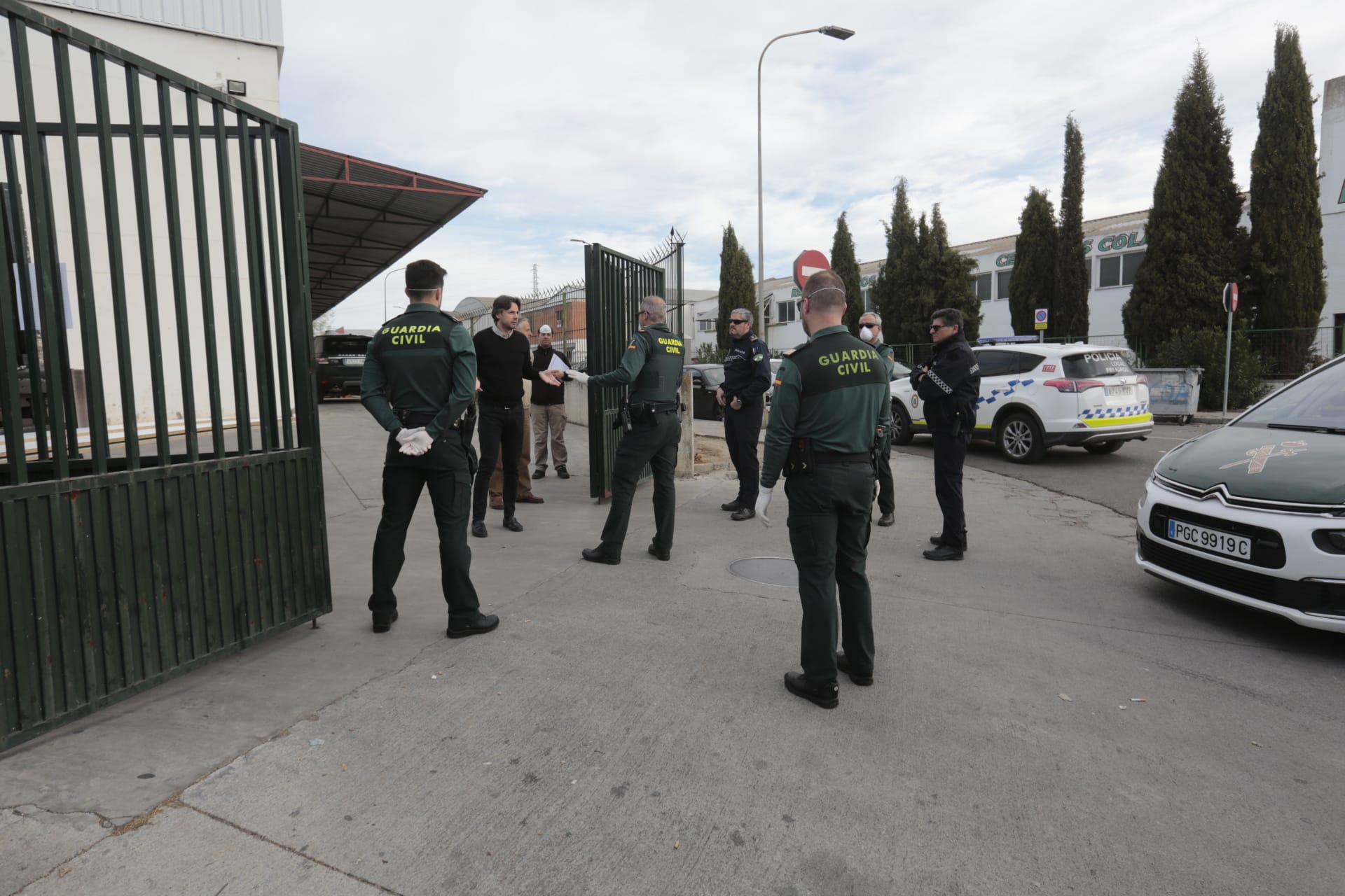 La Unidad Militar de Emergencias está desinfectando zonas como la estación de Renfe e informando a la población.