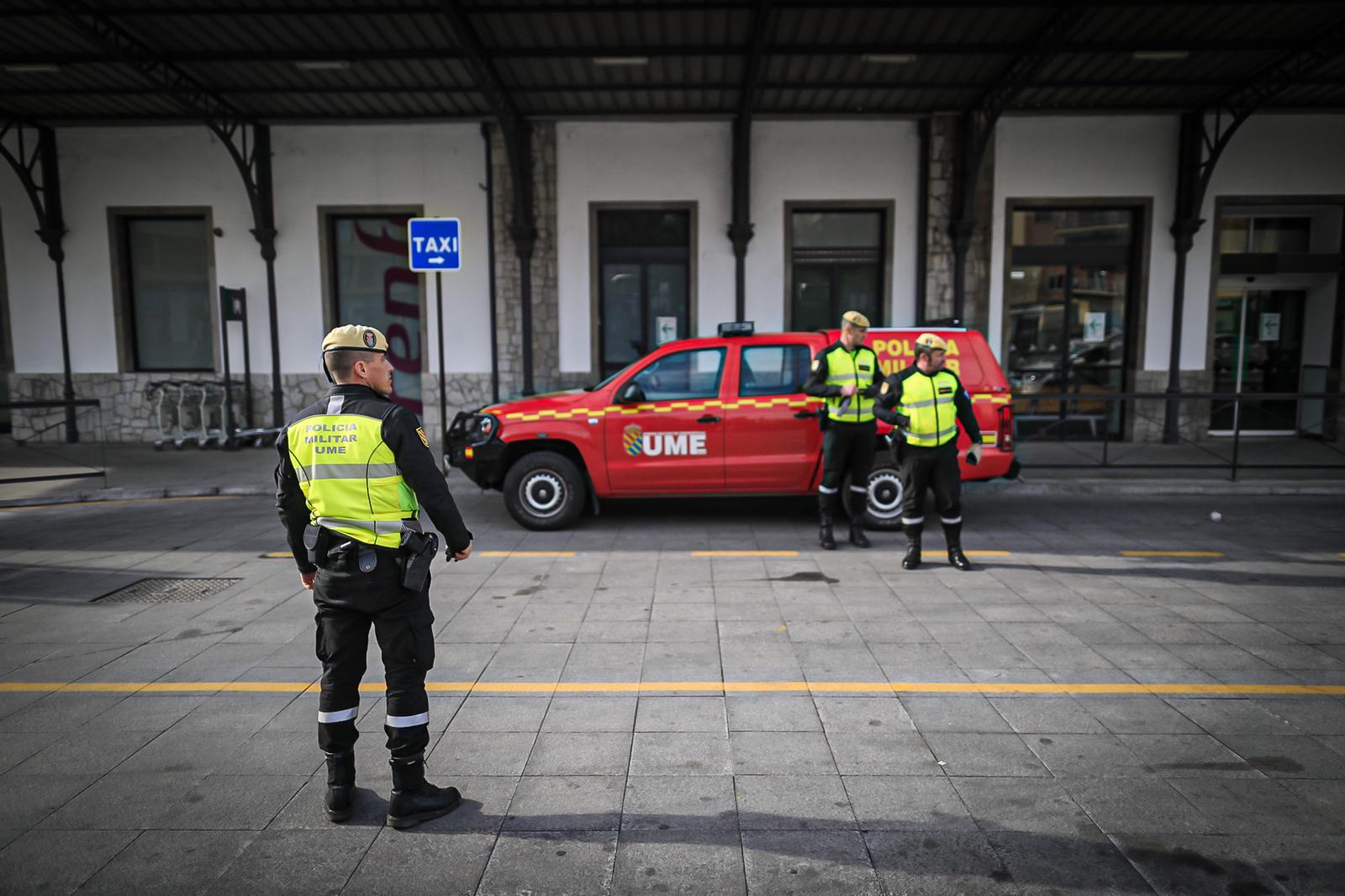 La Unidad Militar de Emergencias está desinfectando zonas como la estación de Renfe e informando a la población.