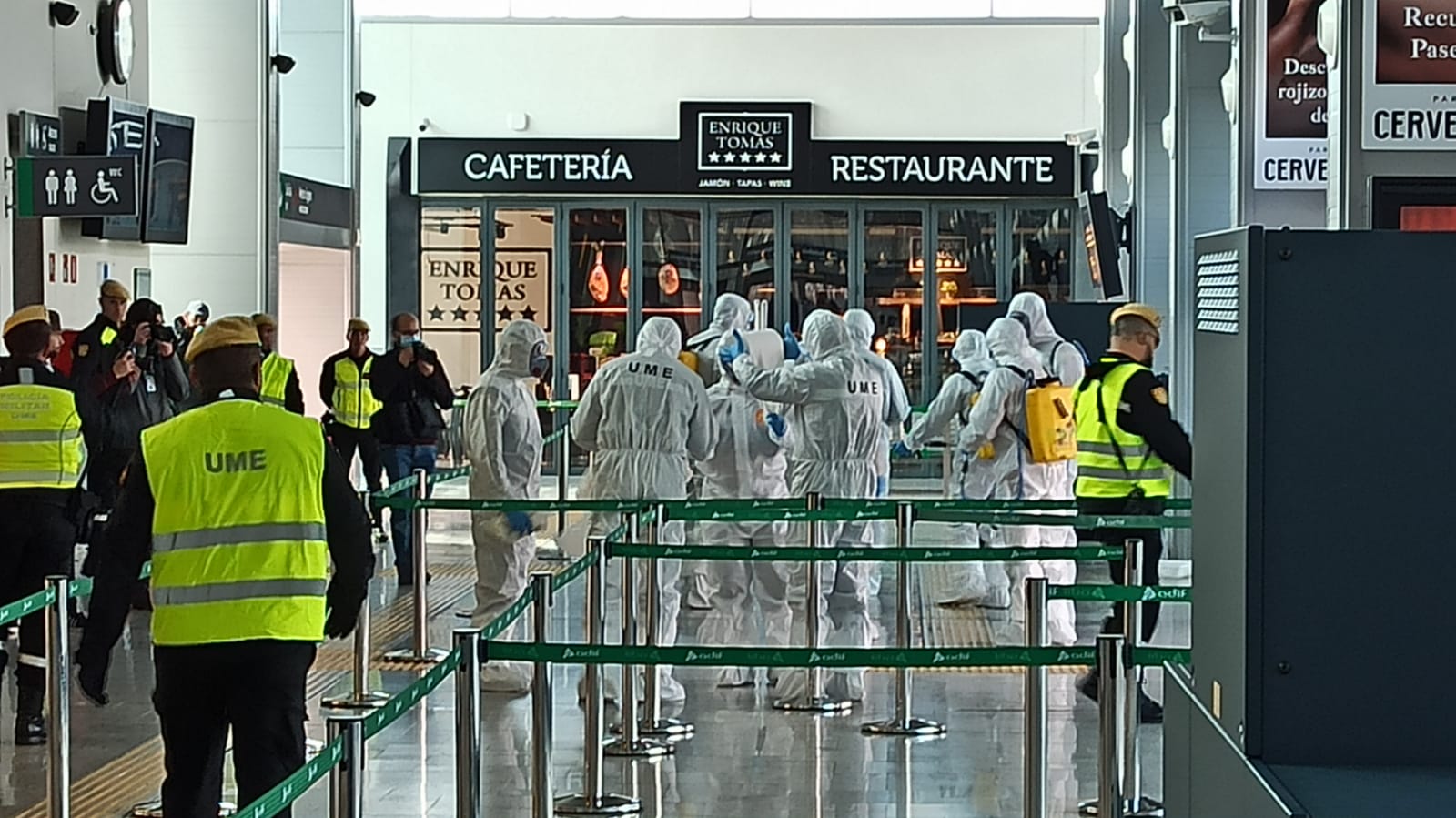 La Unidad Militar de Emergencias está desinfectando zonas como la estación de Renfe e informando a la población.