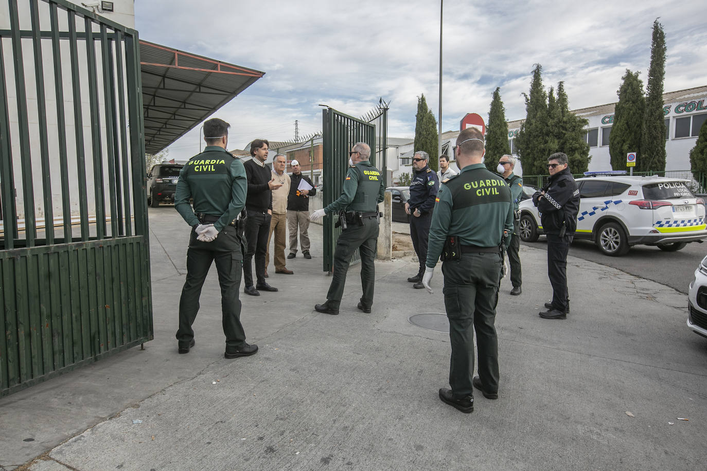 Agentes de la Guardia Civil y la Policía Local informando a una empresa del polígono de Asegra que no puede atender a clientes. 