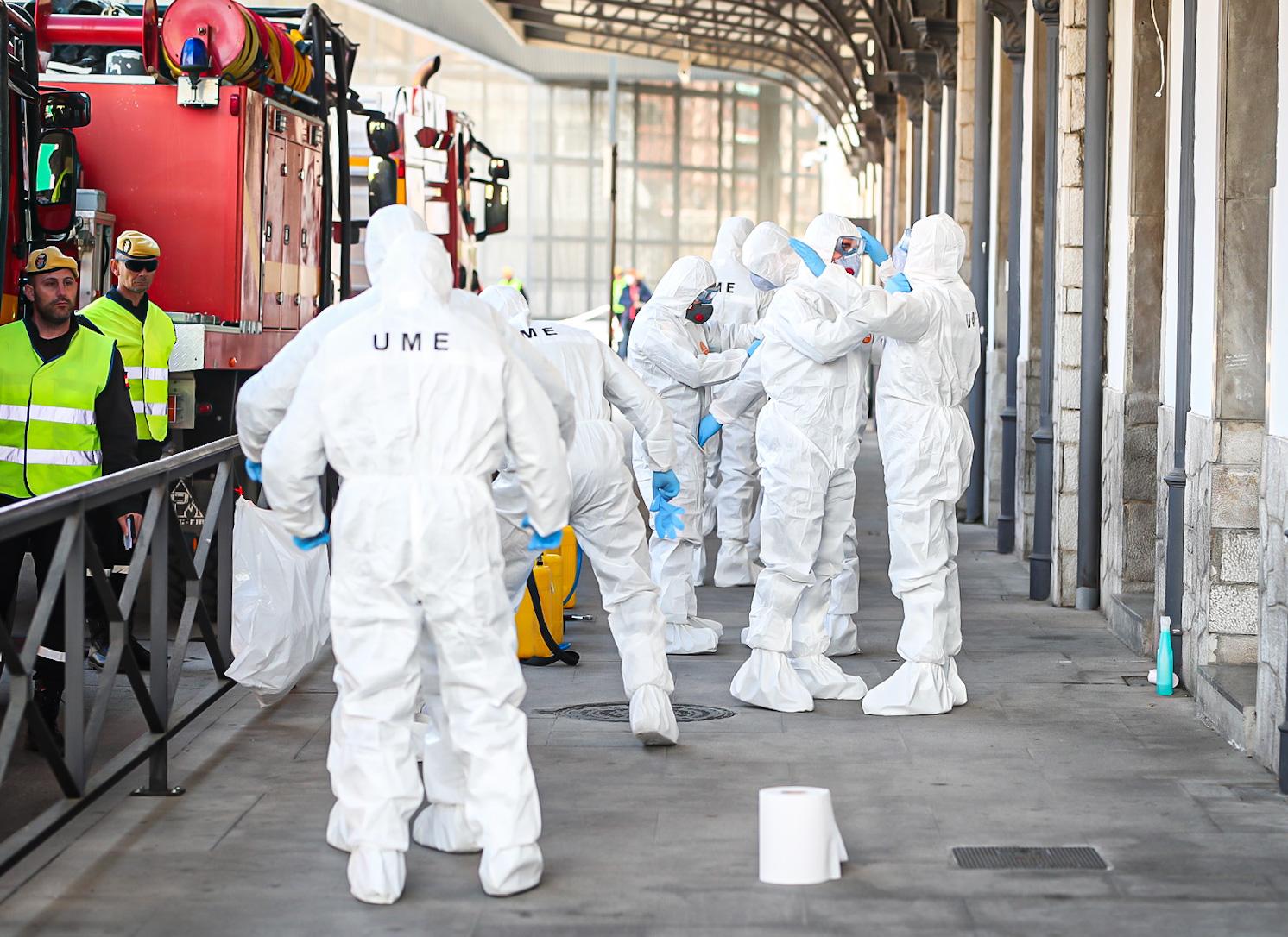 La Unidad Militar de Emergencias está desinfectando zonas como la estación de Renfe e informando a la población.