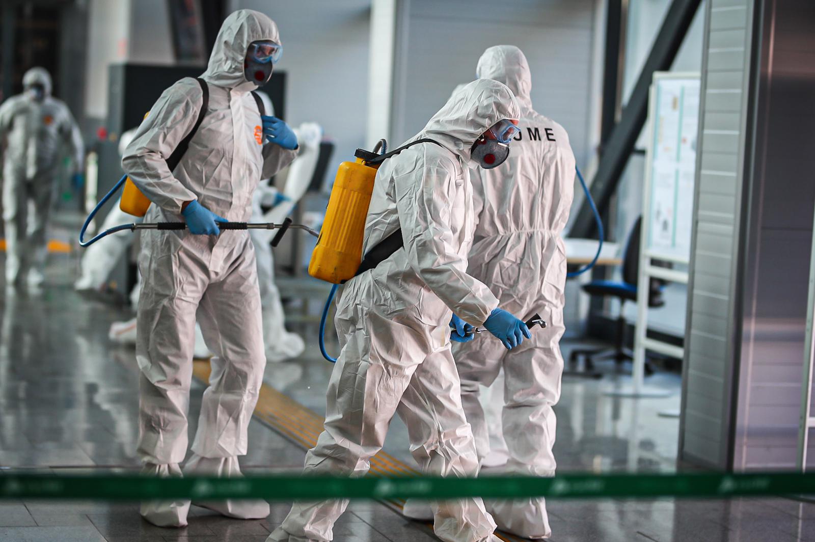 La Unidad Militar de Emergencias está desinfectando zonas como la estación de Renfe e informando a la población.